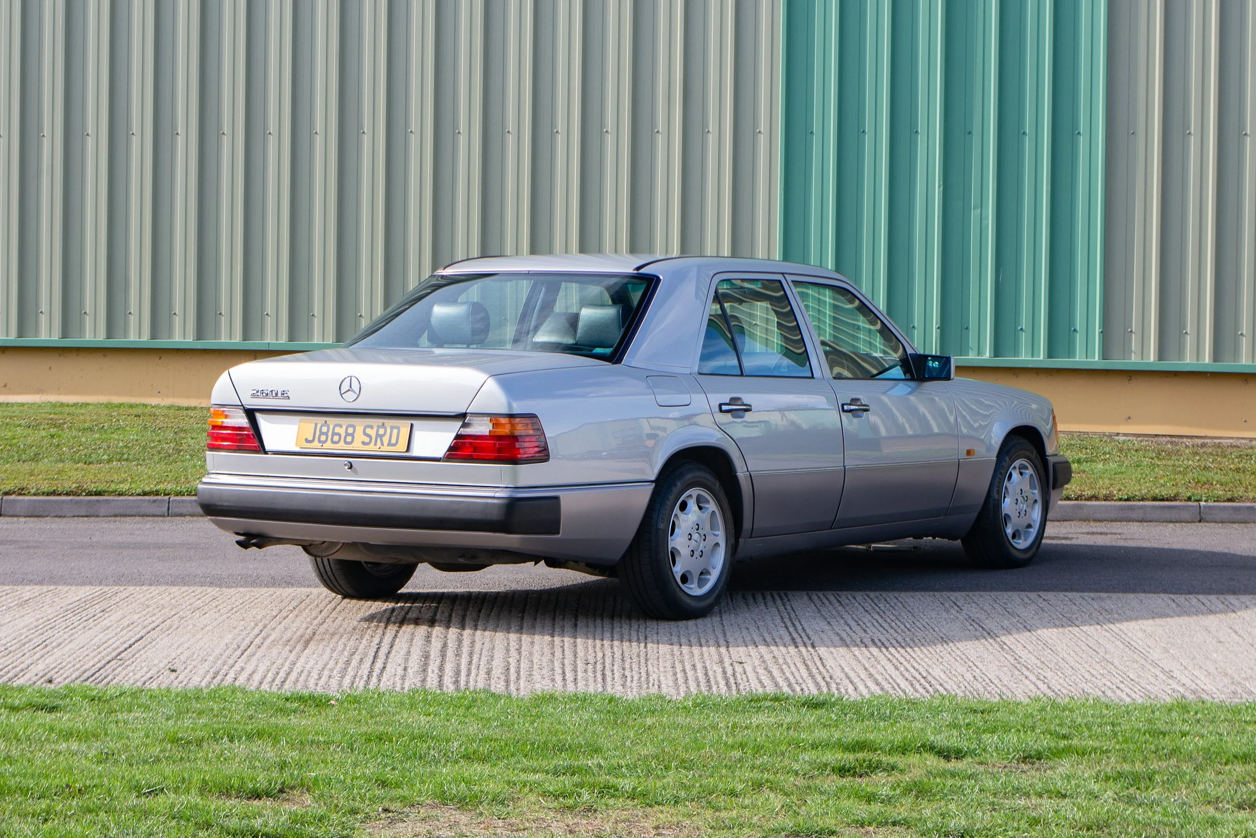 Mercedes 260E 2-6.jpg