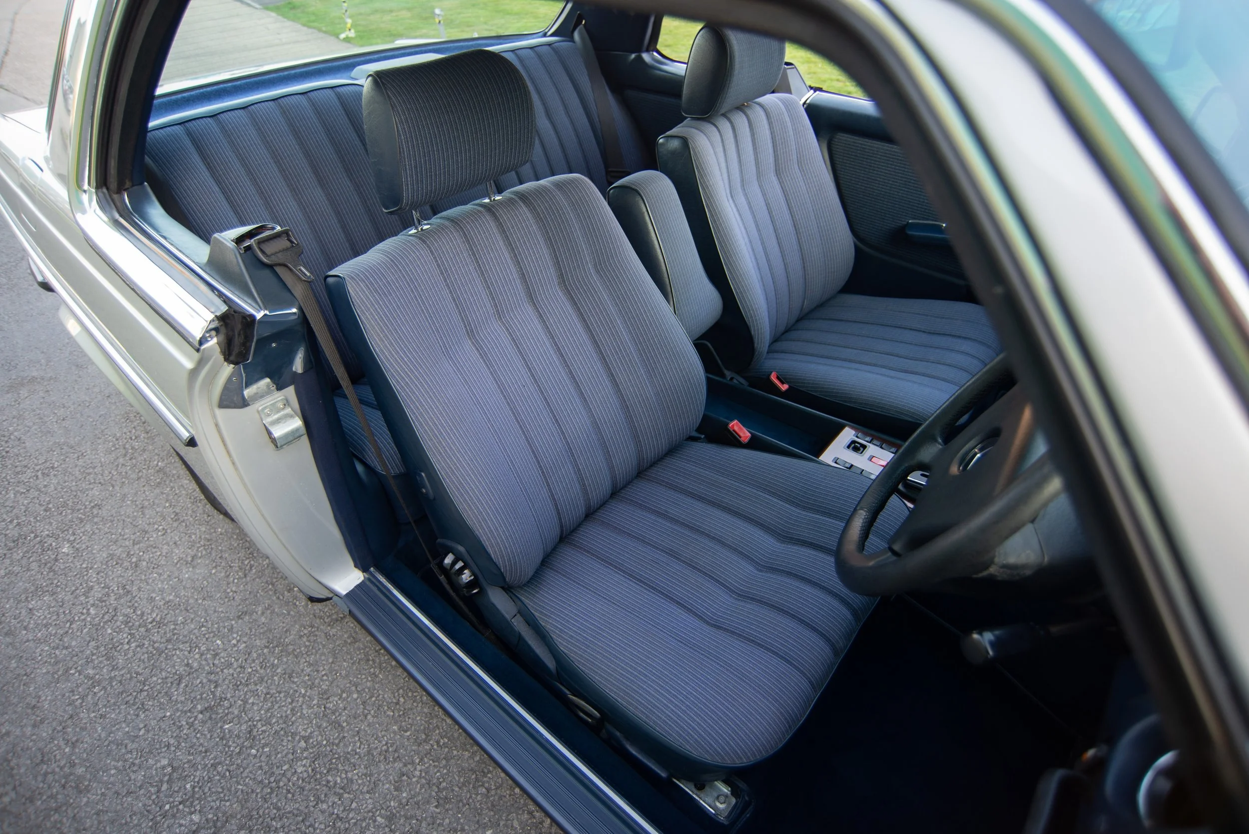 Mercedes 230CE 2-7.jpg