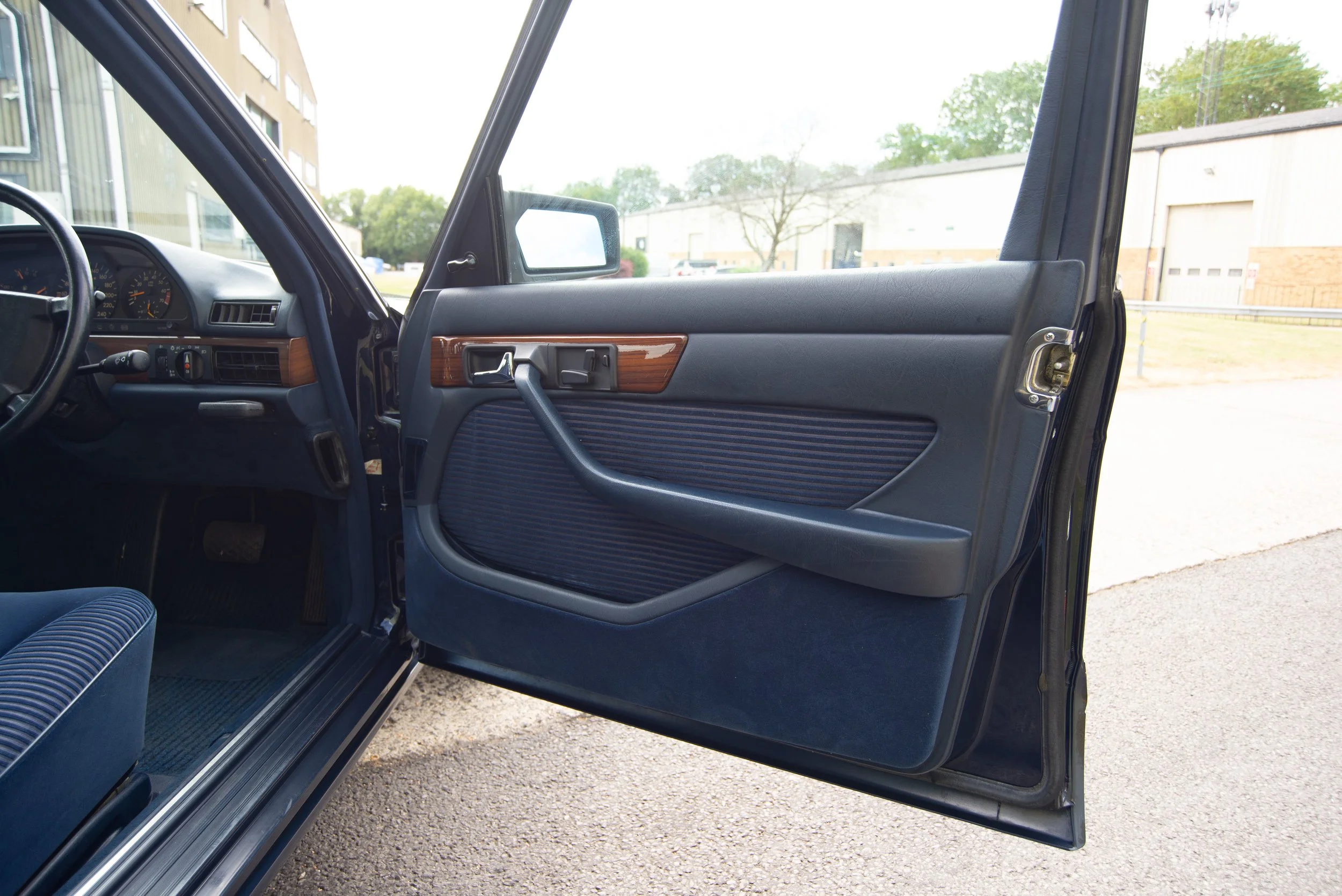 Mercedes 300SE-4.jpg