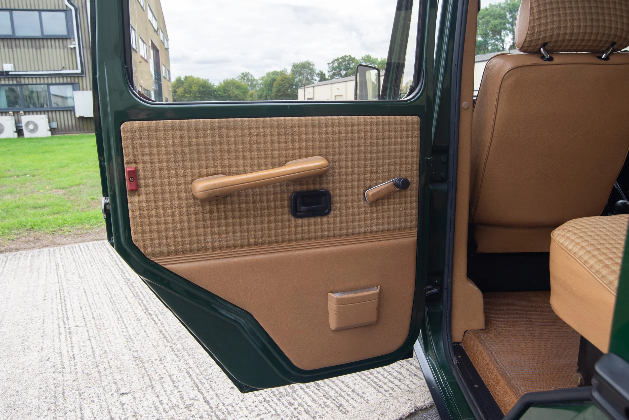 Mercedes 300GD-10.jpg