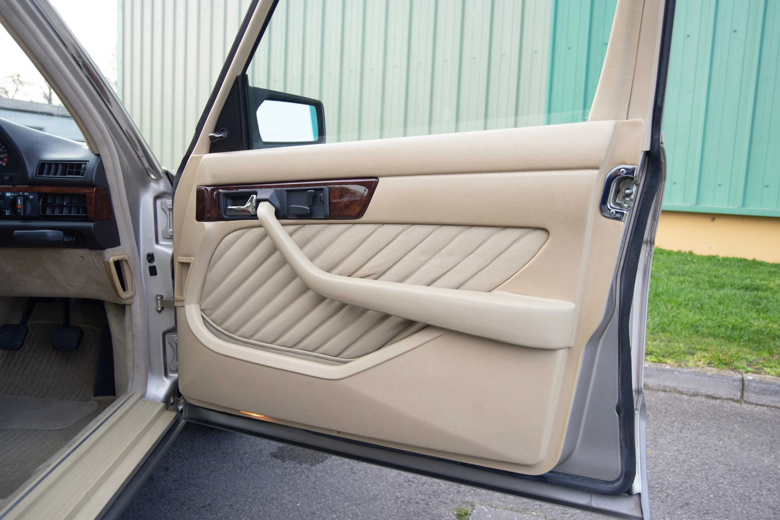 Mercedes 300SE-21.jpg