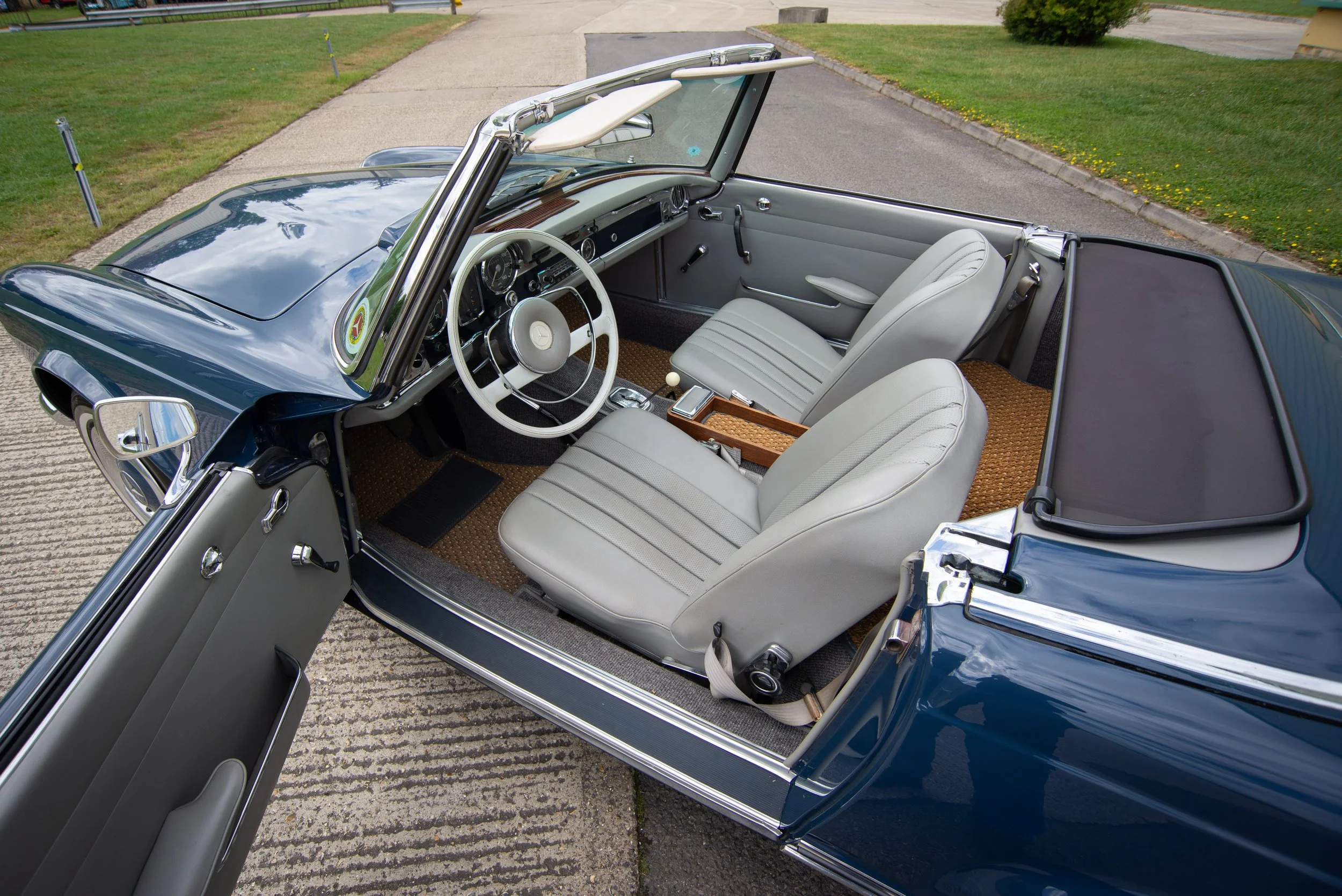 Mercedes 230SL-4.jpg