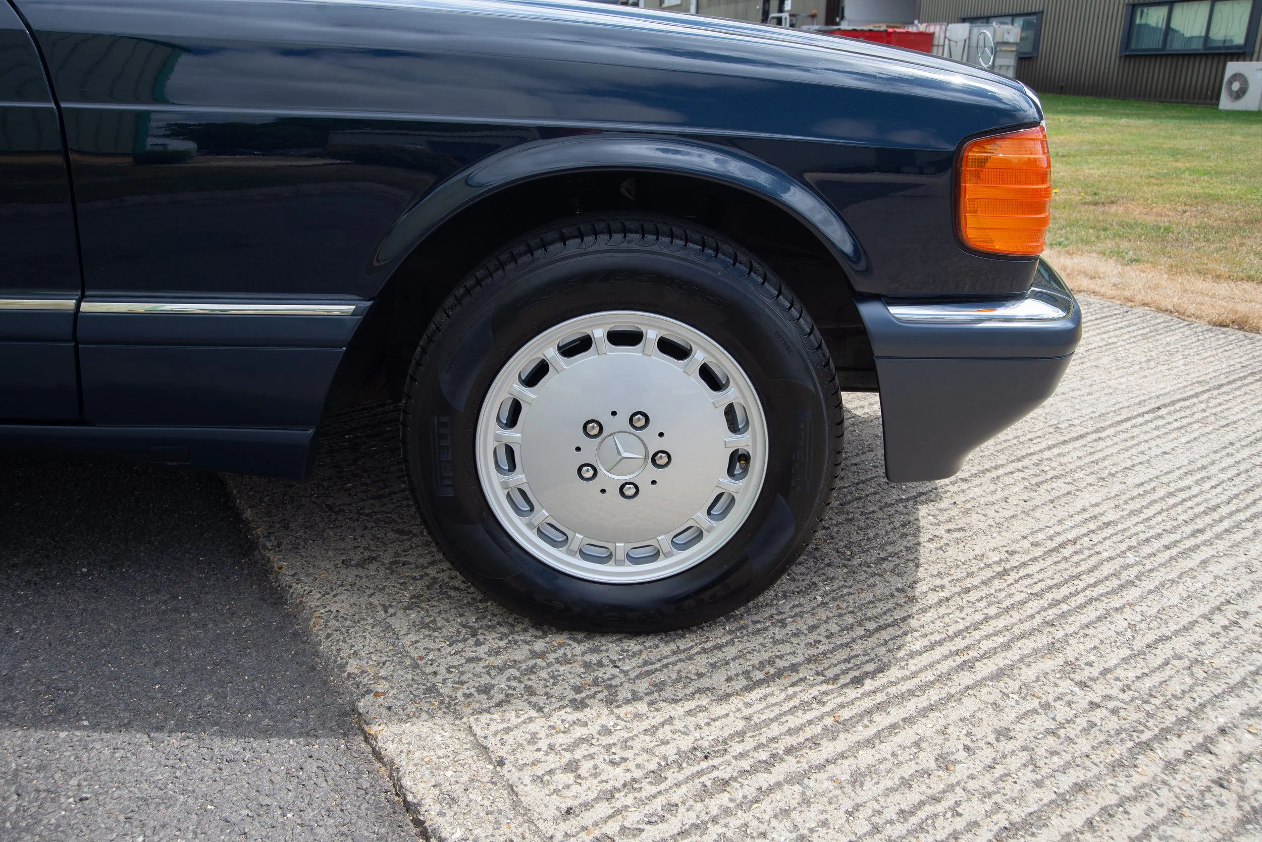 Mercedes 300SE-17.jpg
