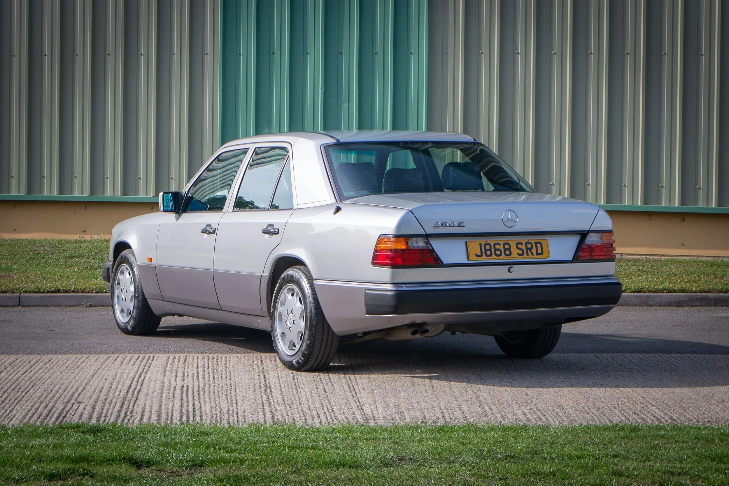 Mercedes 260E 2-5.jpg