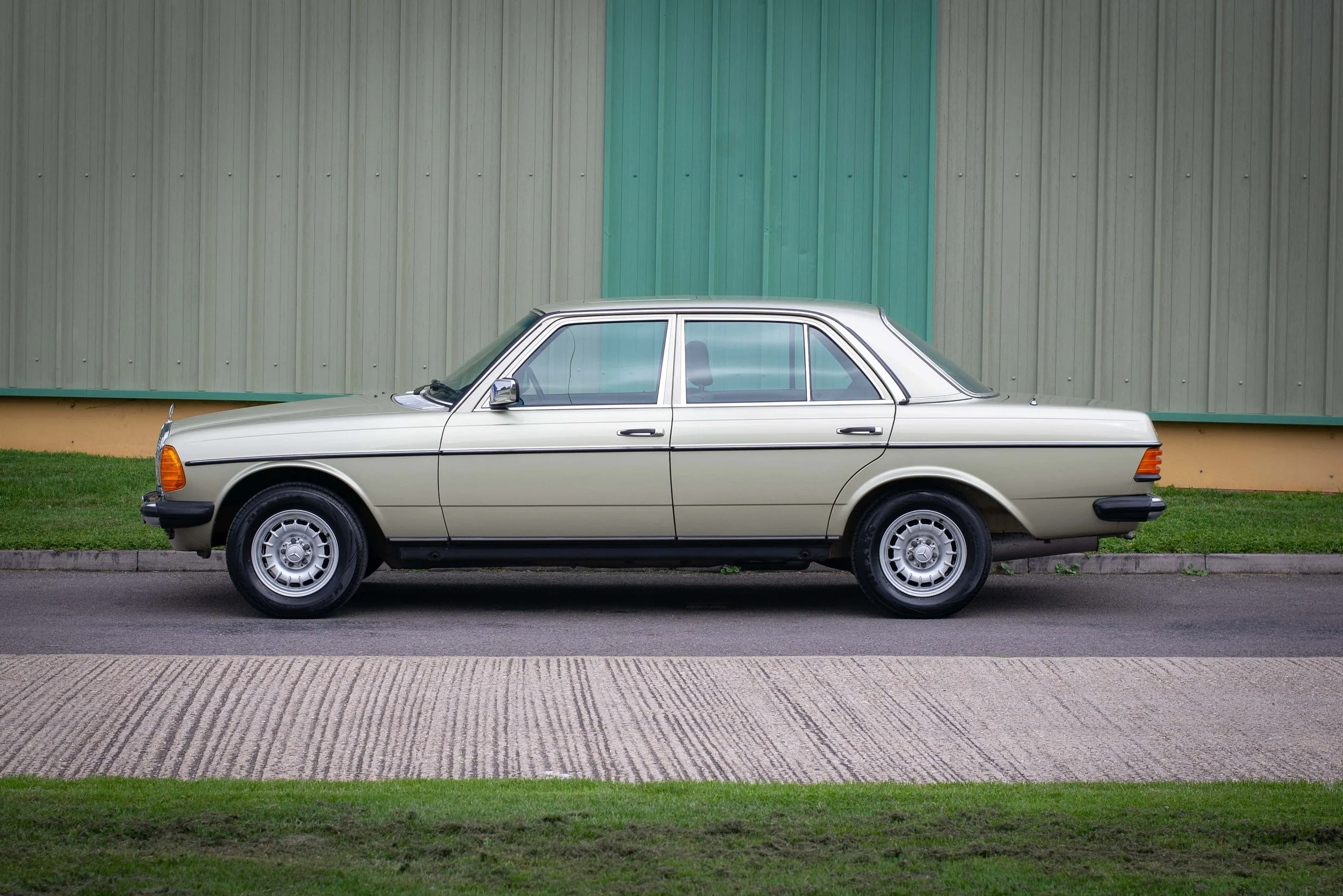 Mercedes 230E2-12.jpg