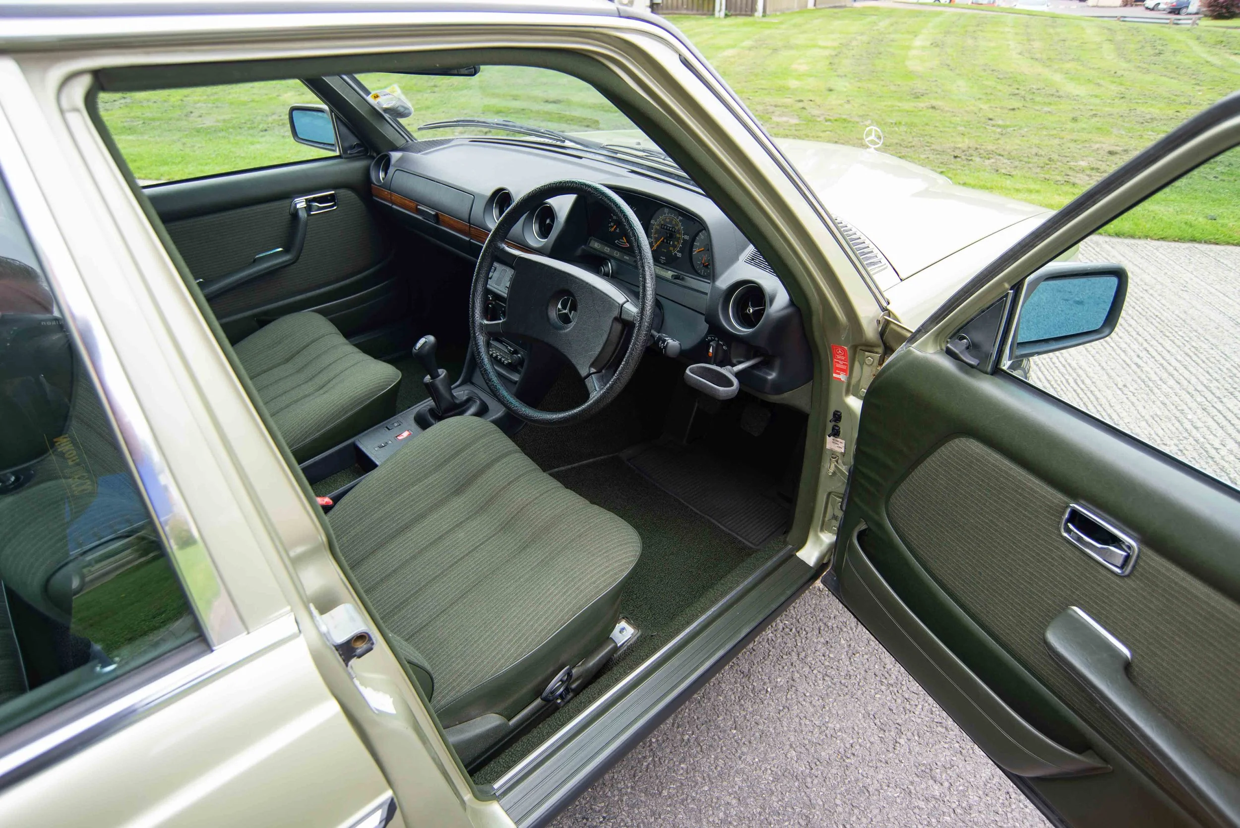 Mercedes 230E-8.jpg