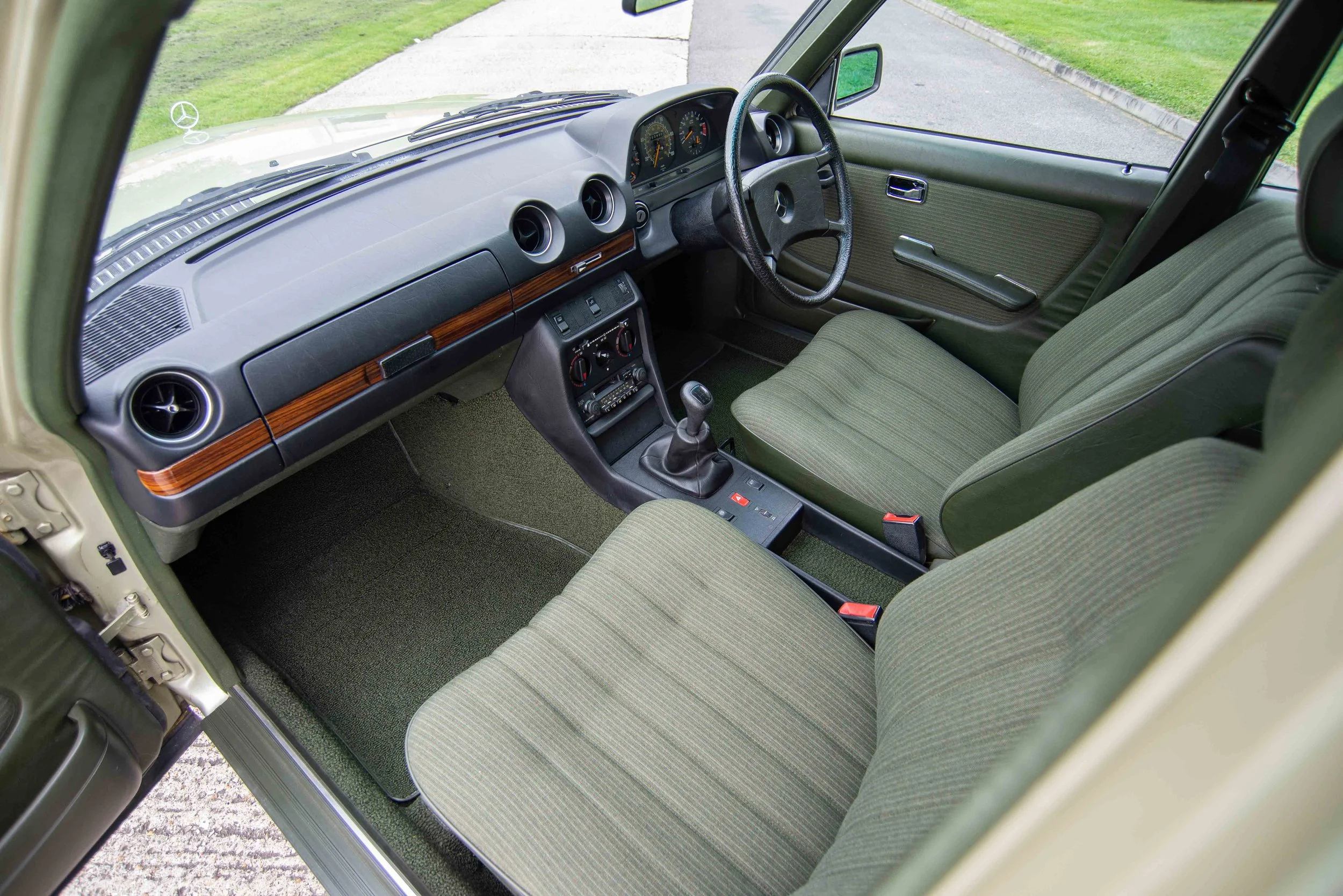 Mercedes 230E-13.jpg