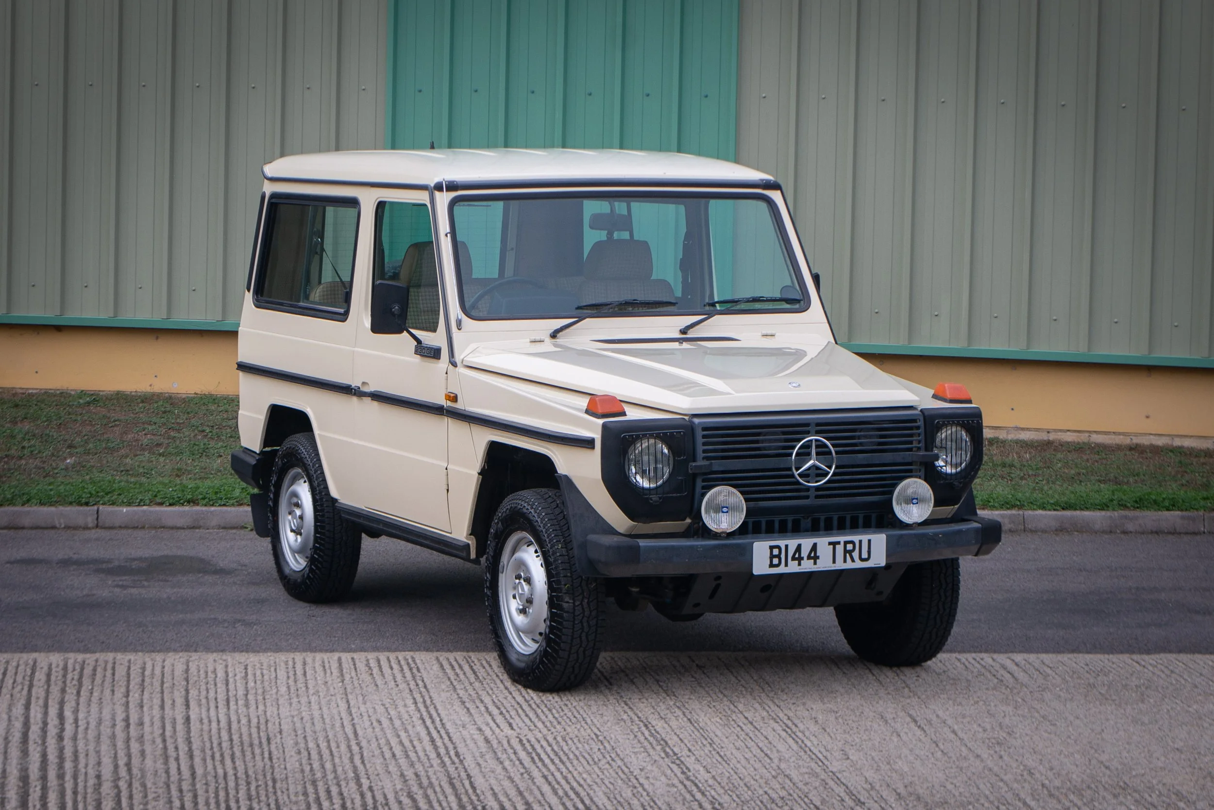Mercedes 230GE-20.jpg