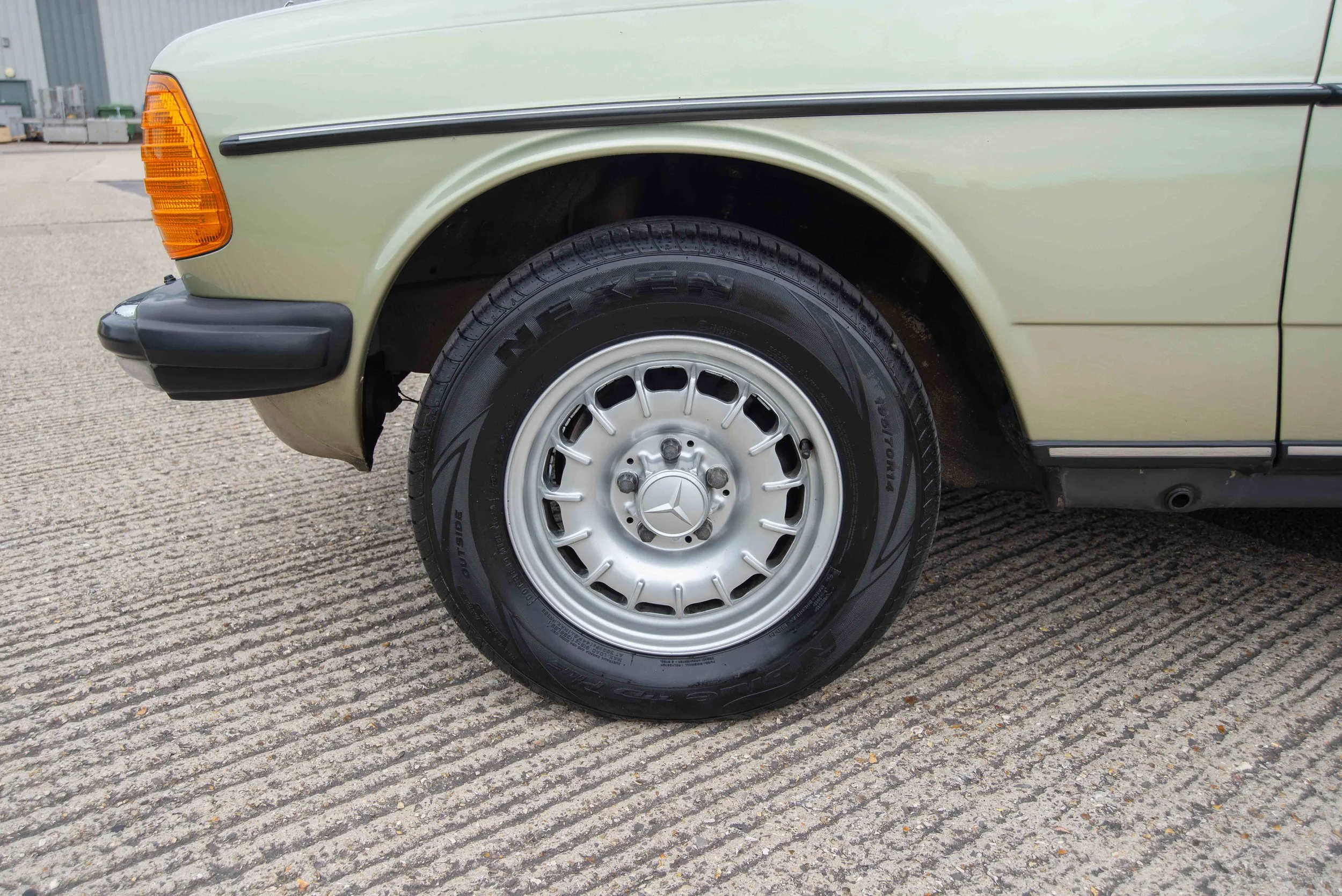 Mercedes 230E2-3.jpg