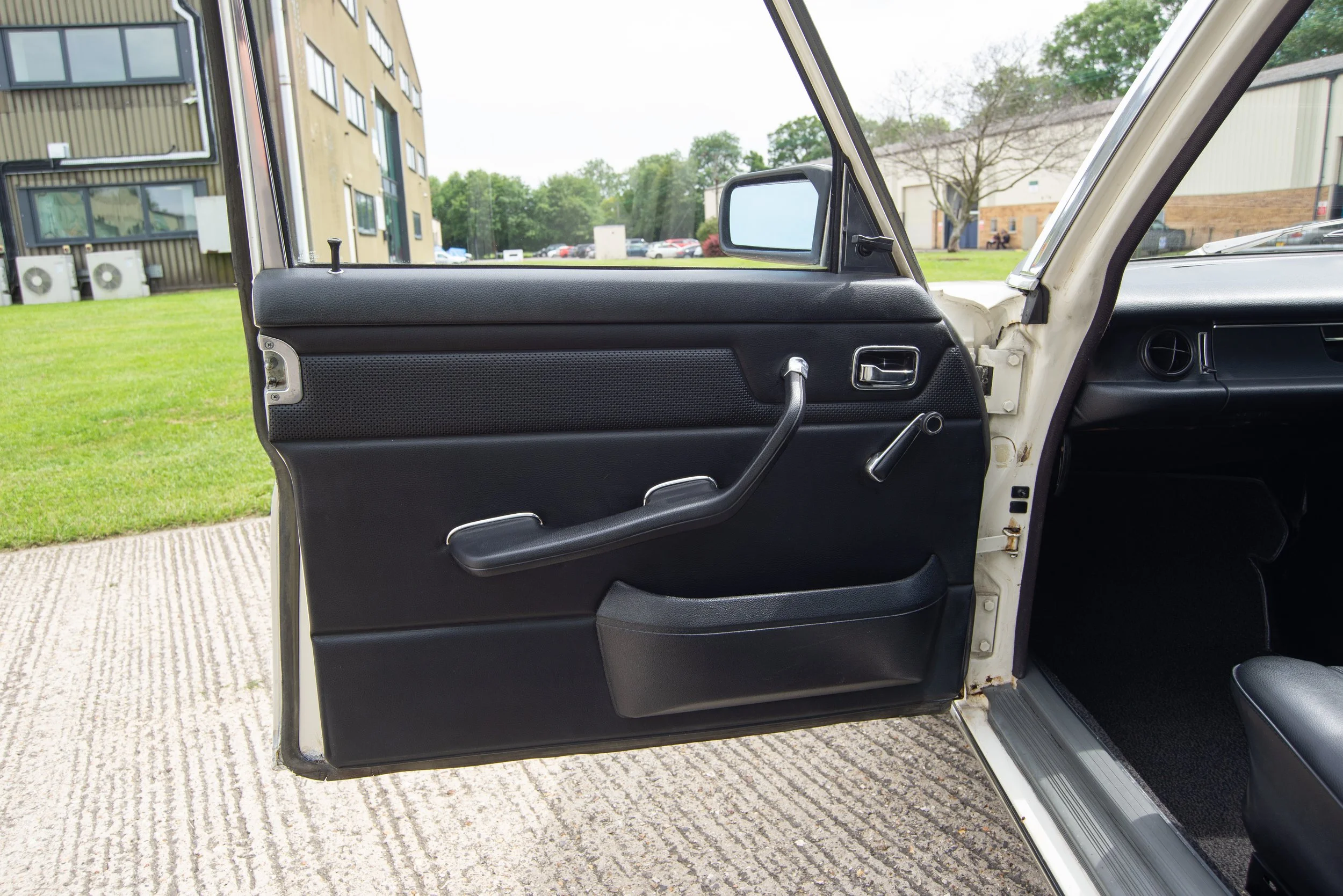 Mercedes 240D-8.jpg