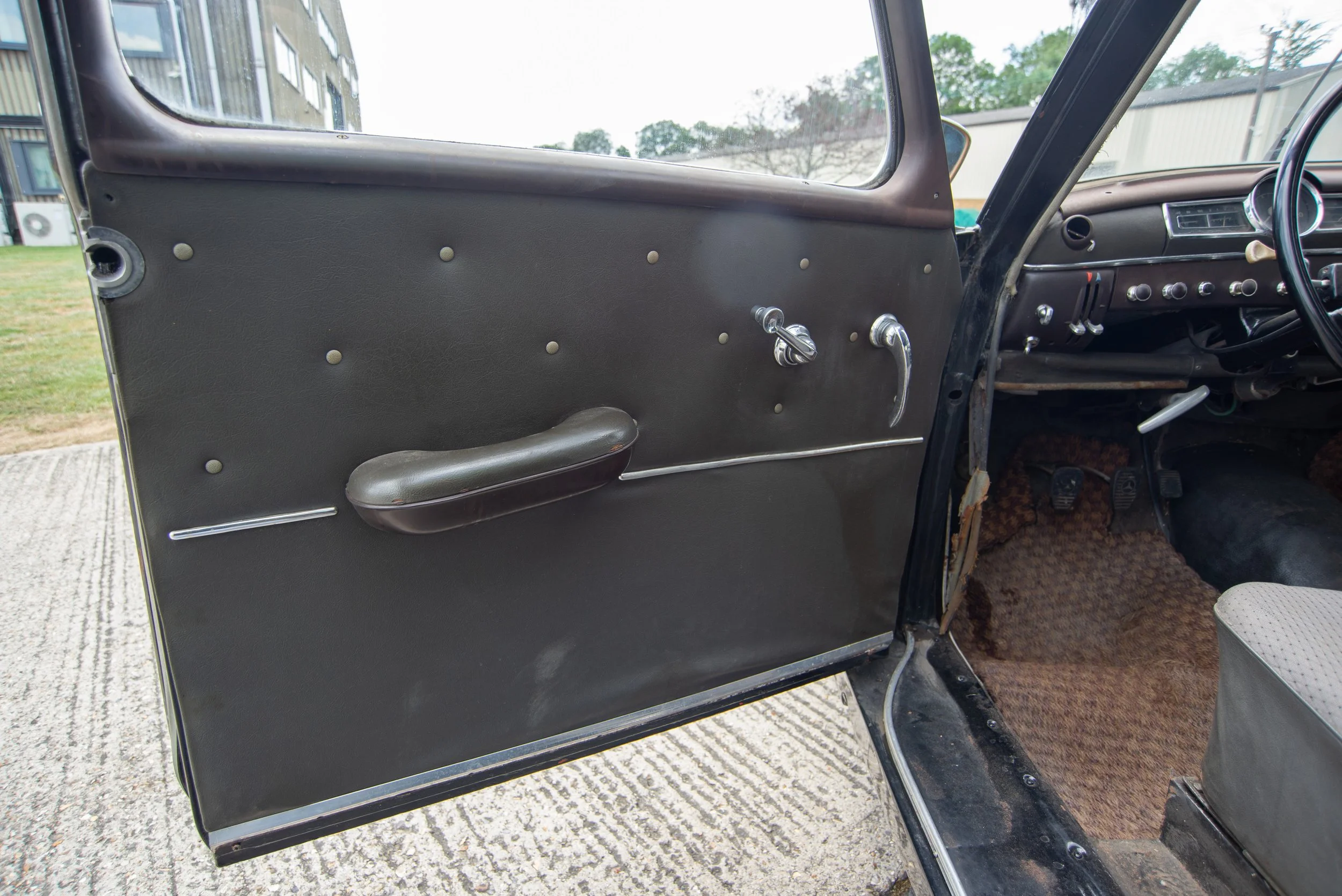 Mercedes 180-10.jpg
