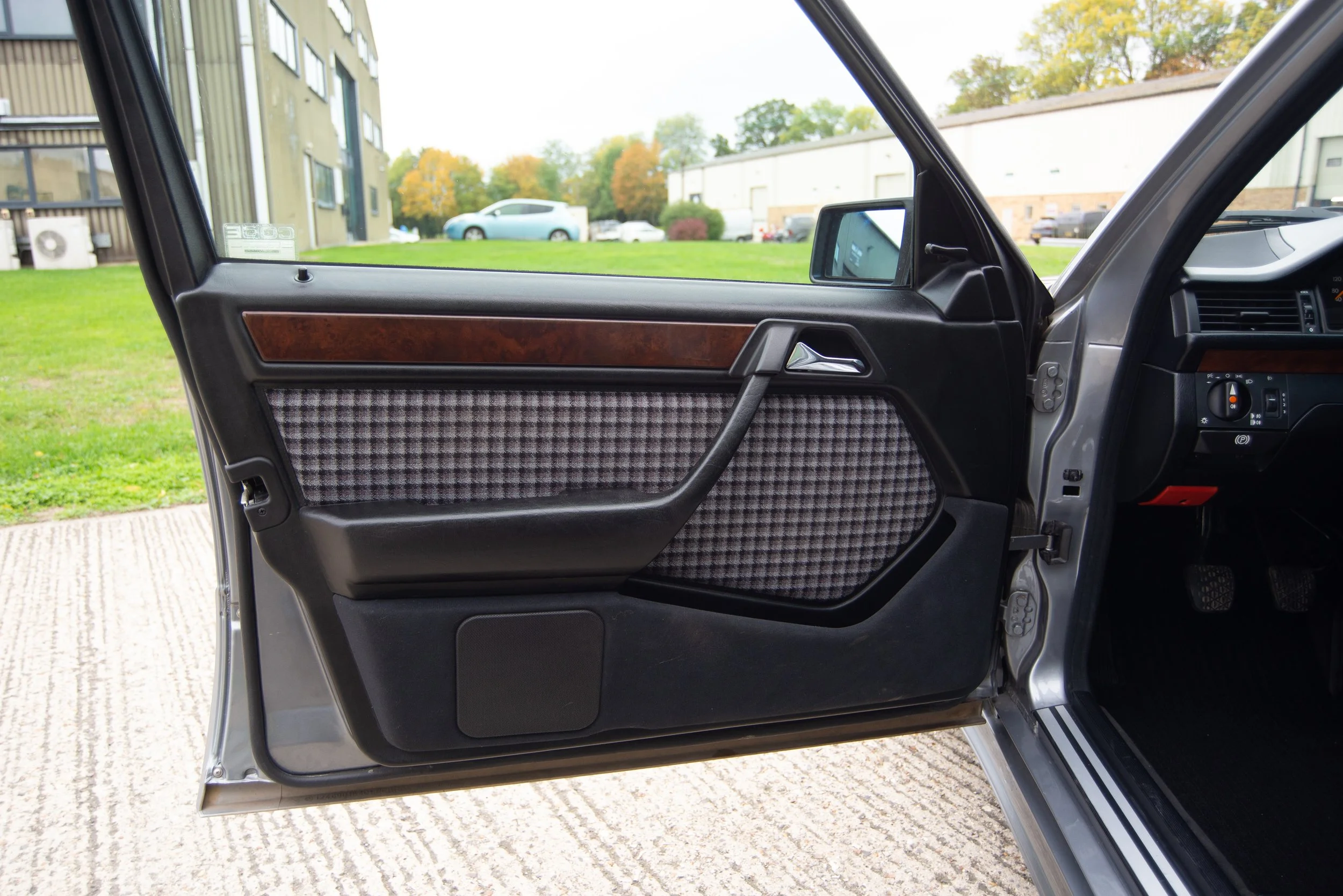 Mercedes 300E 3.4 AMG-4.jpg