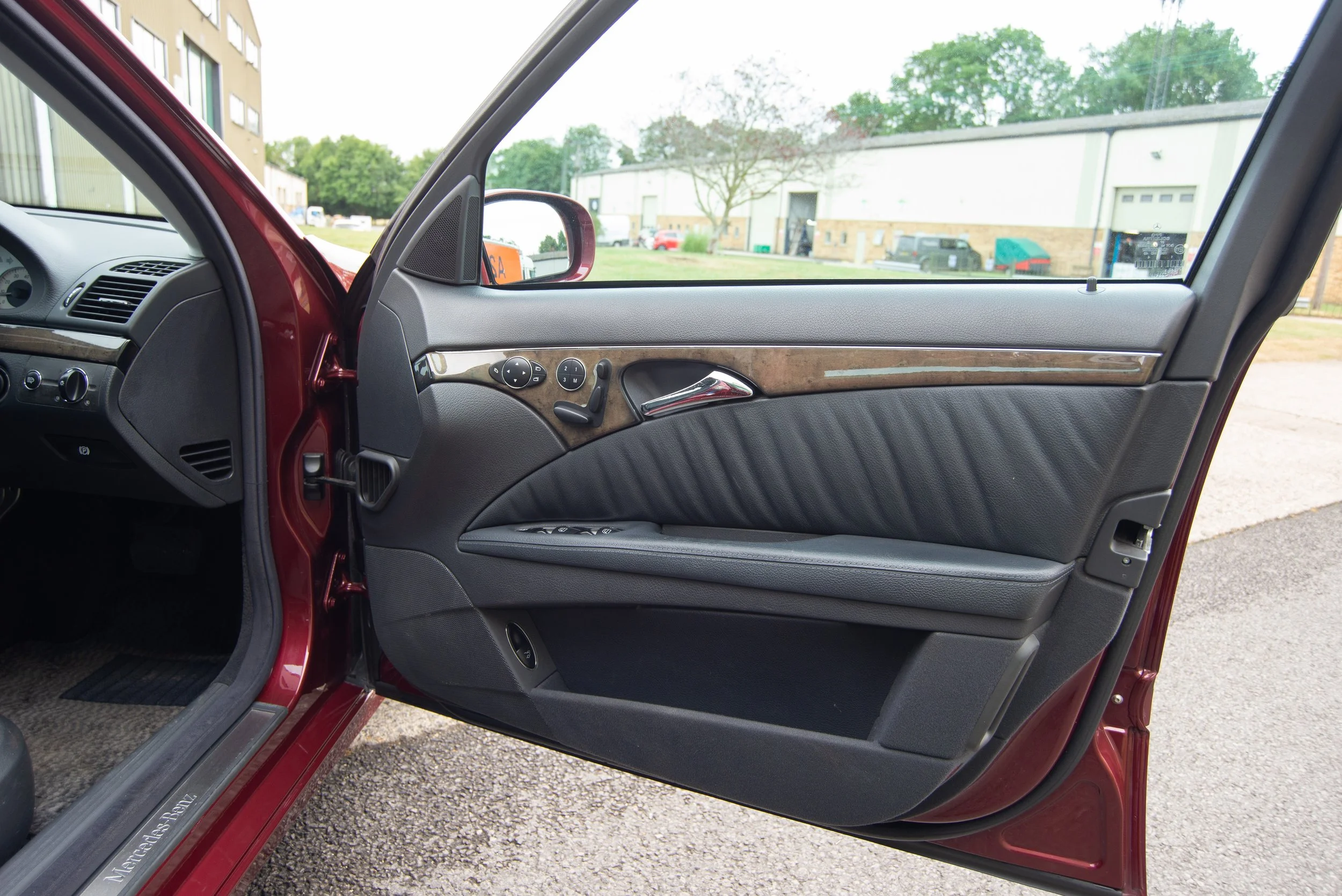 Mercedes E500-3.jpg