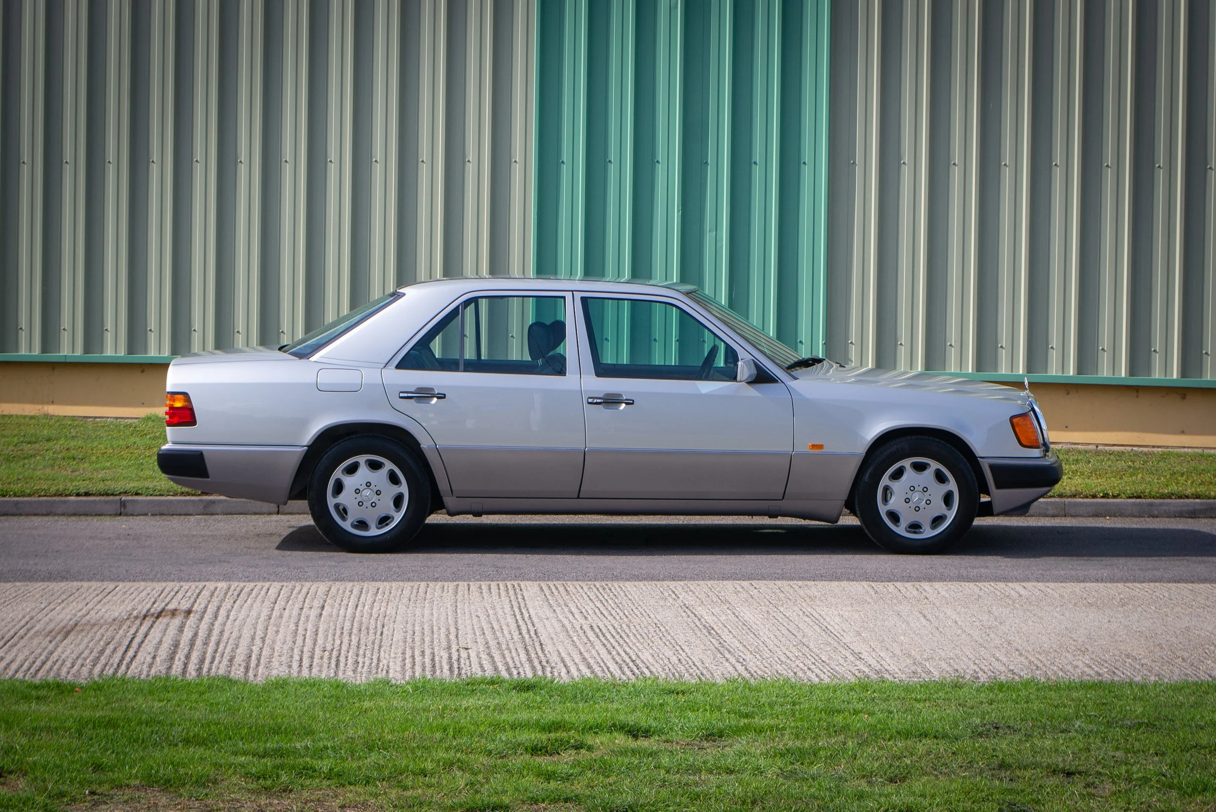 Mercedes 260E 2.jpg