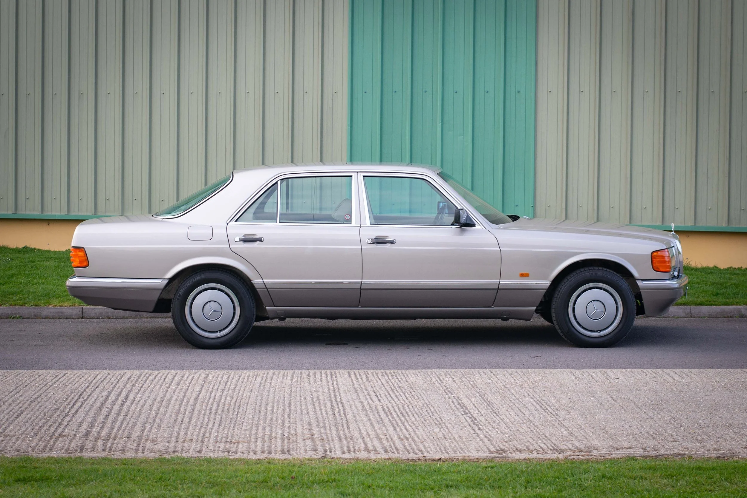 Mercedes 300SE-15.jpg