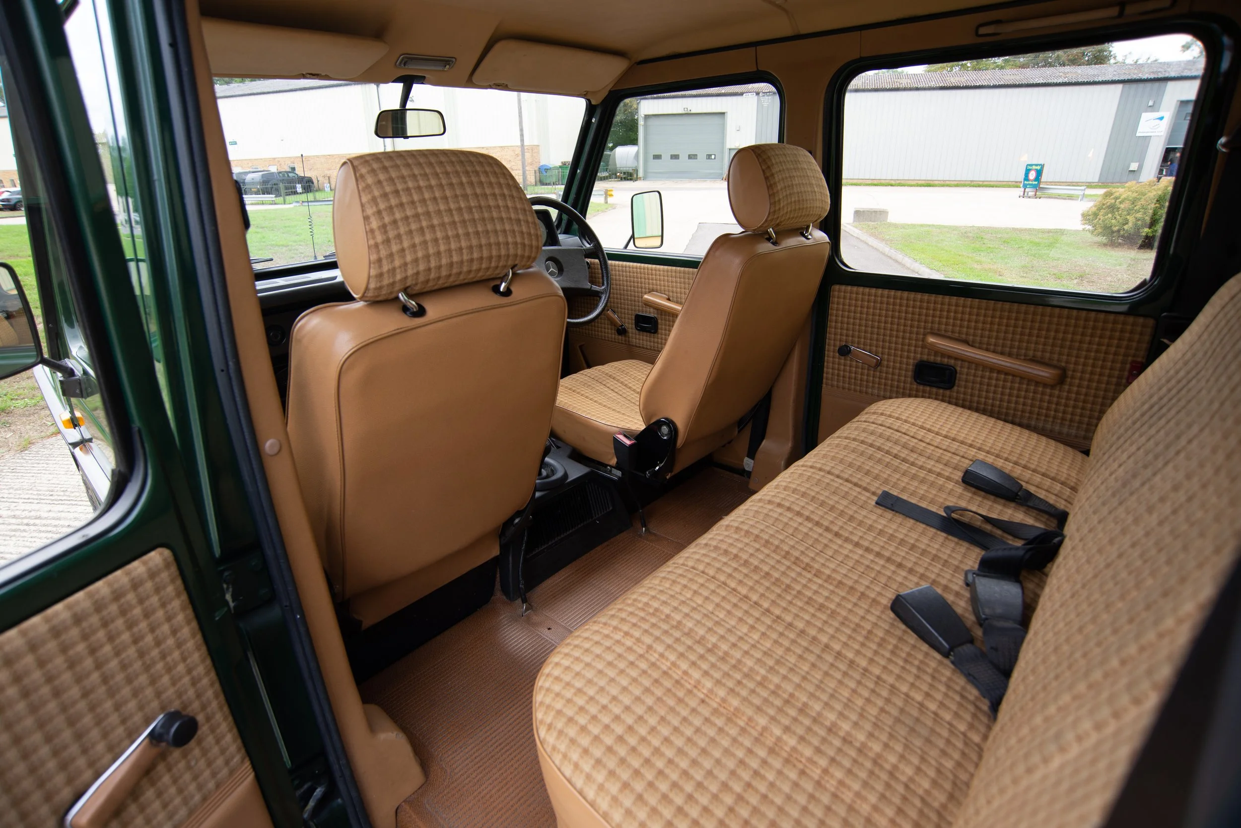 Mercedes 300GD-11.jpg