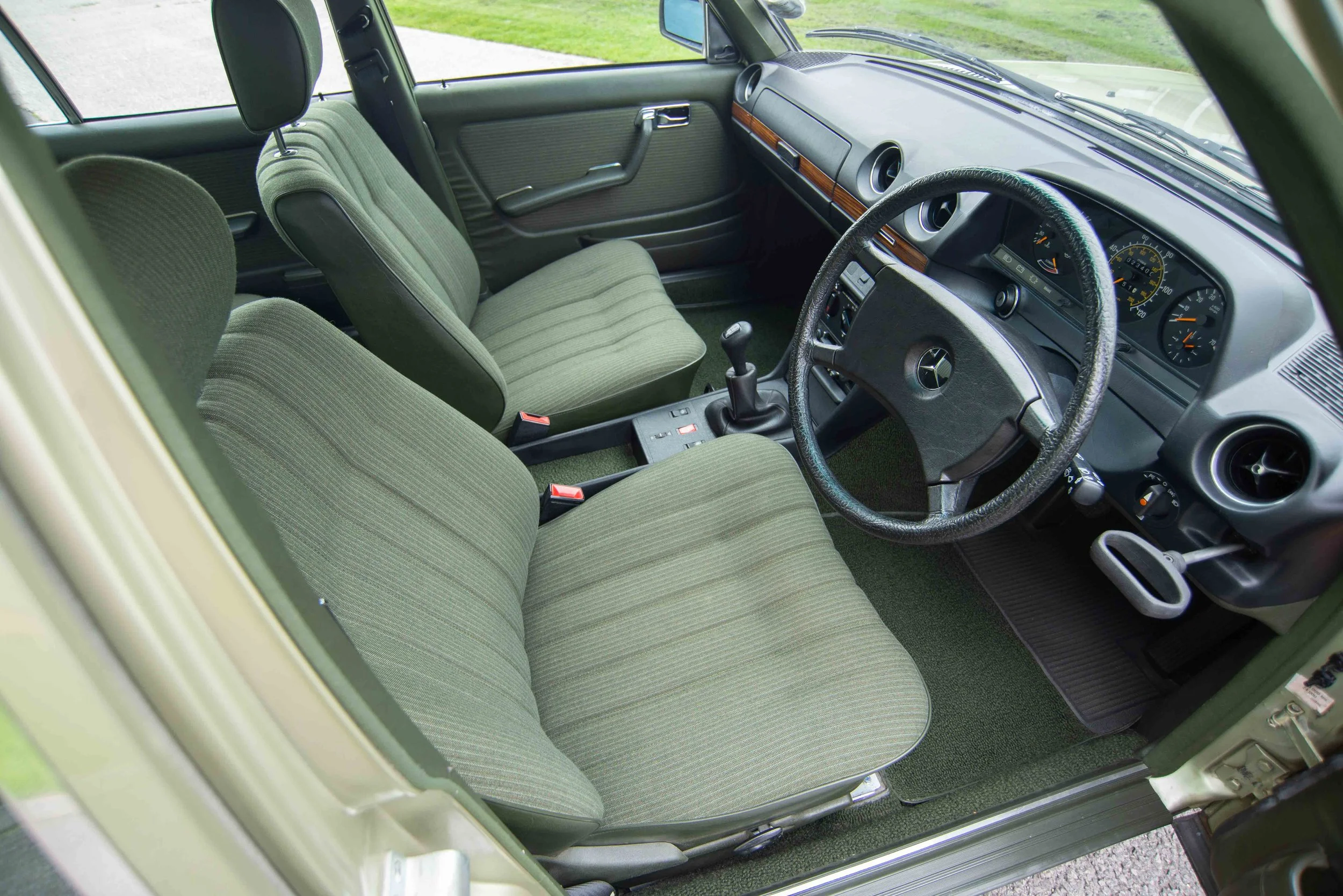 Mercedes 230E-5.jpg