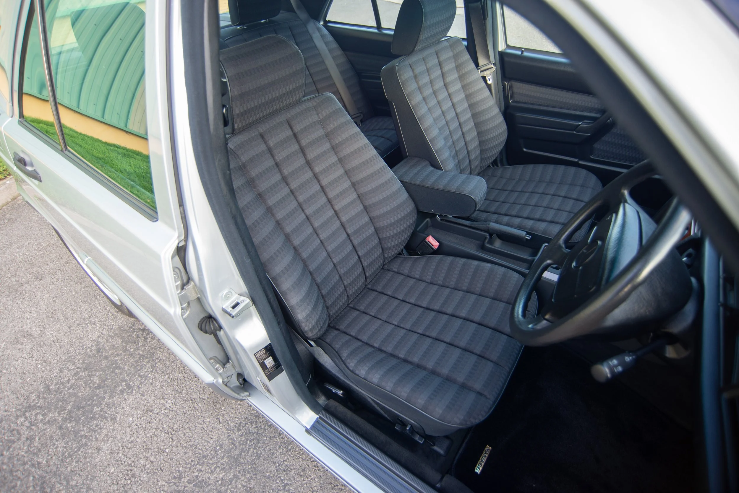 Mercedes 190E 2.0-3.jpg