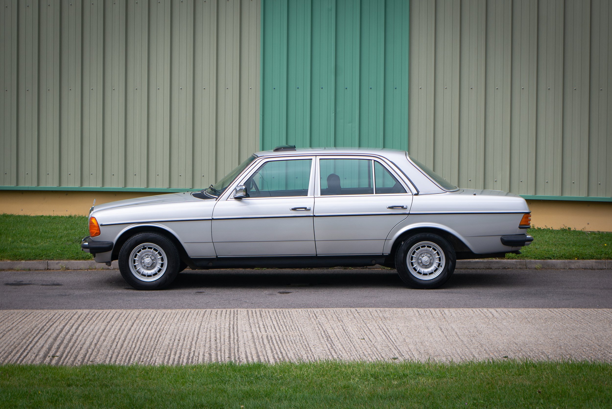 Mercedes 230E-28.jpg