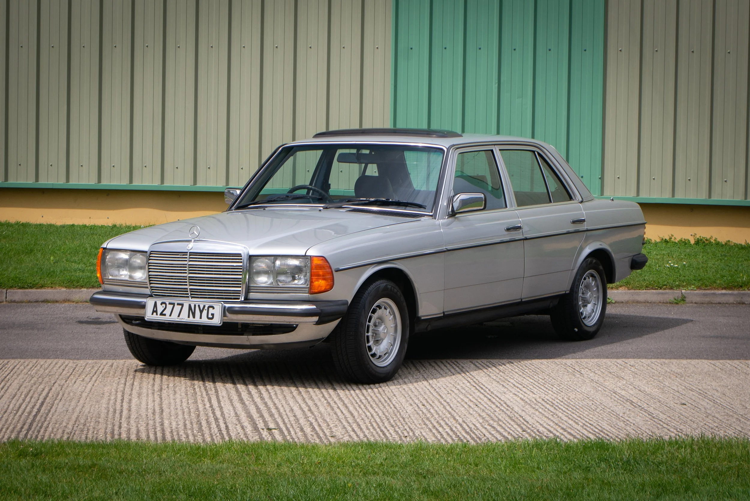Mercedes 230E-25.jpg