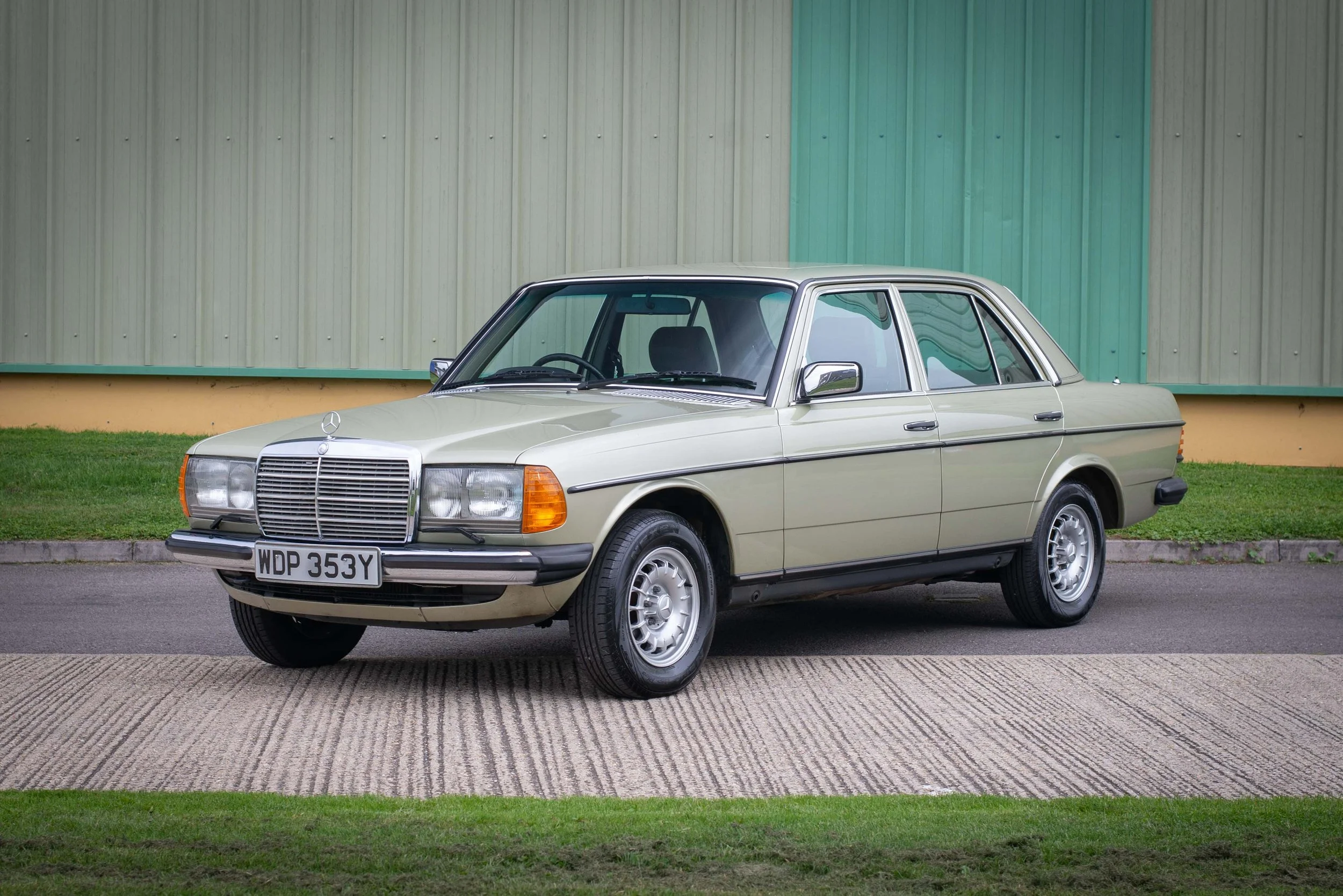 Mercedes 230E2-9.jpg