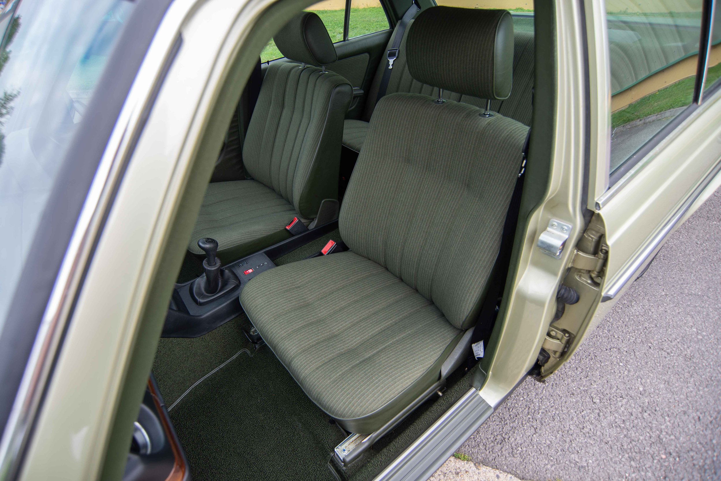 Mercedes 230E-14.jpg