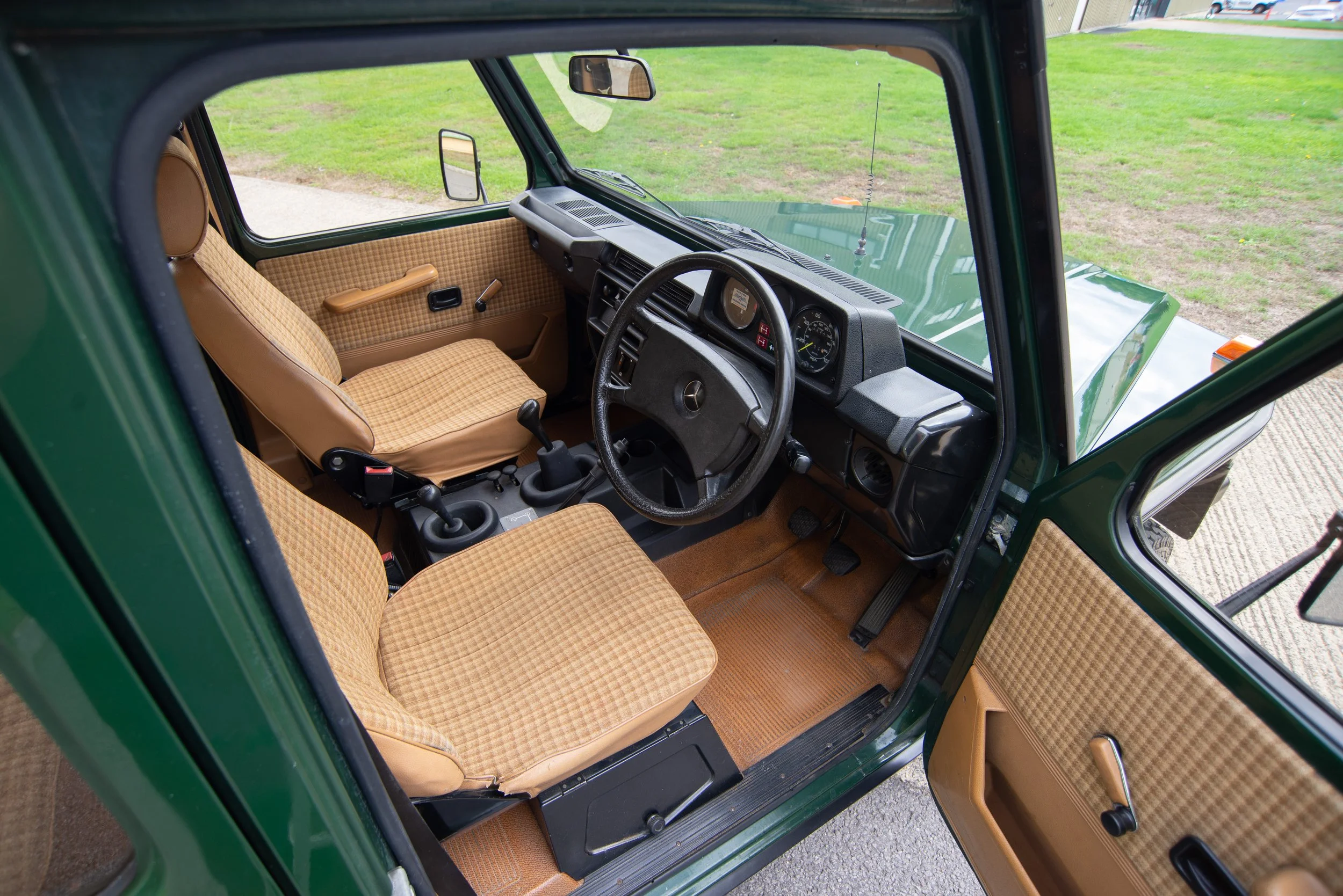 Mercedes 300GD-7.jpg
