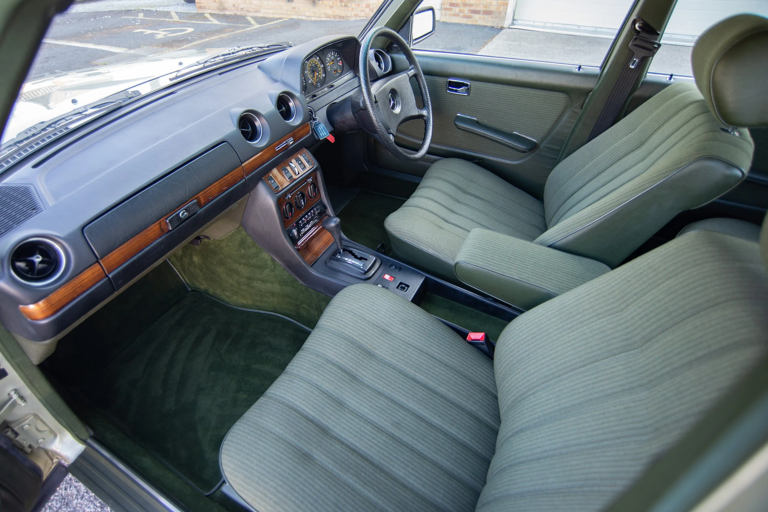 Mercedes 280E-8.jpg