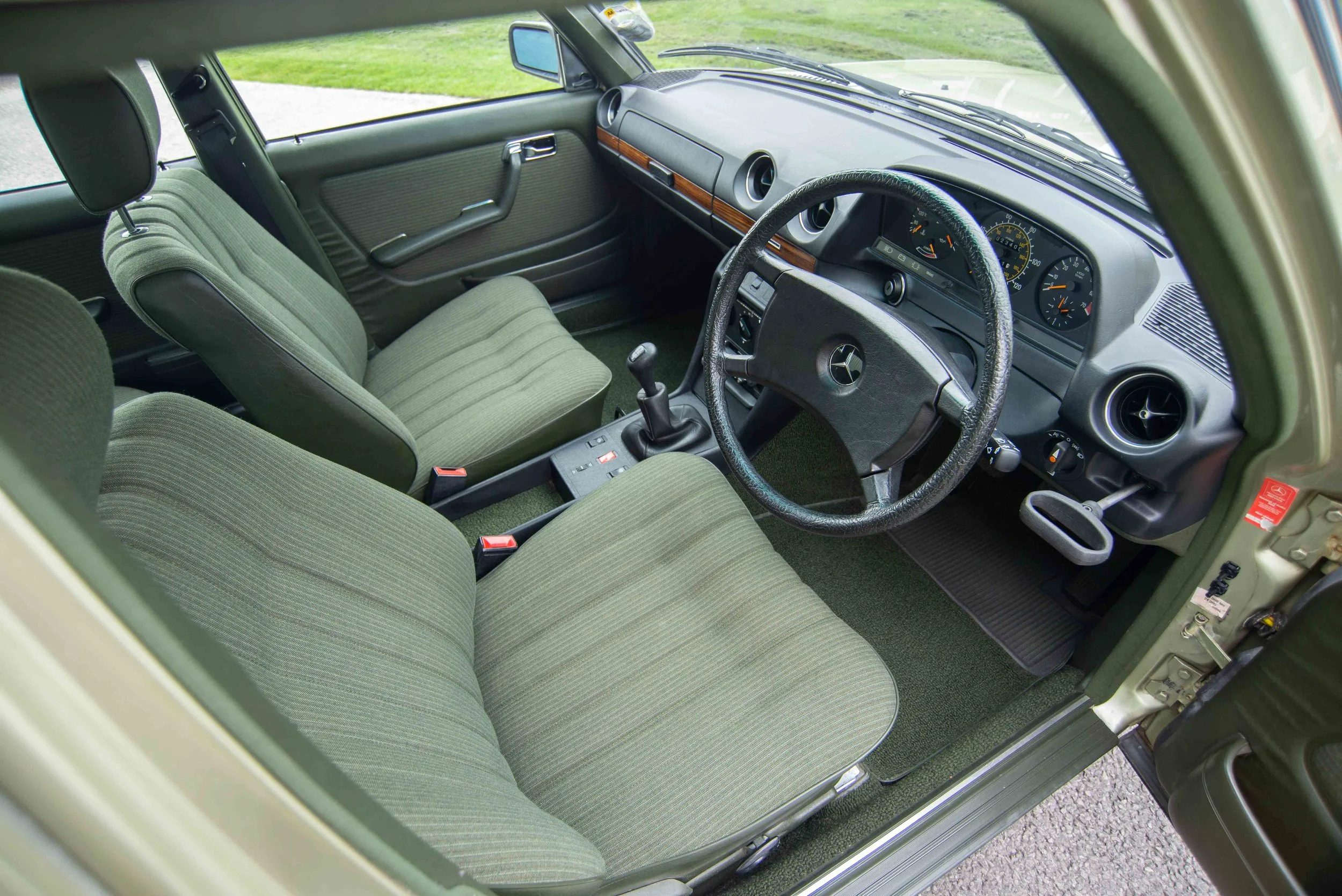 Mercedes 230E-3.jpg