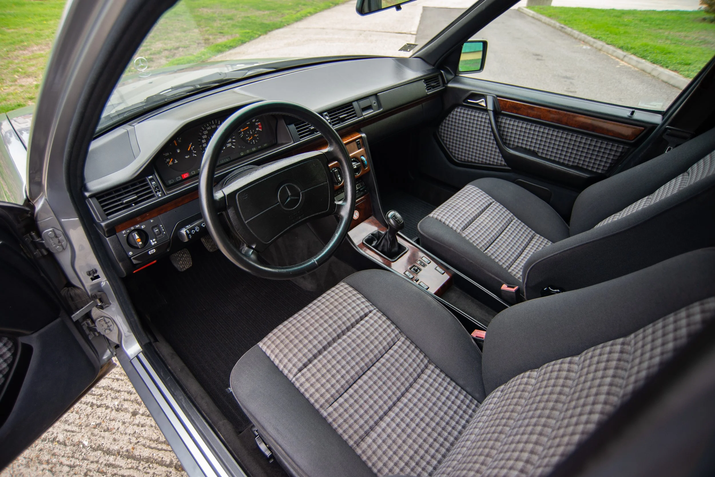 Mercedes 300E 3.4 AMG-2.jpg