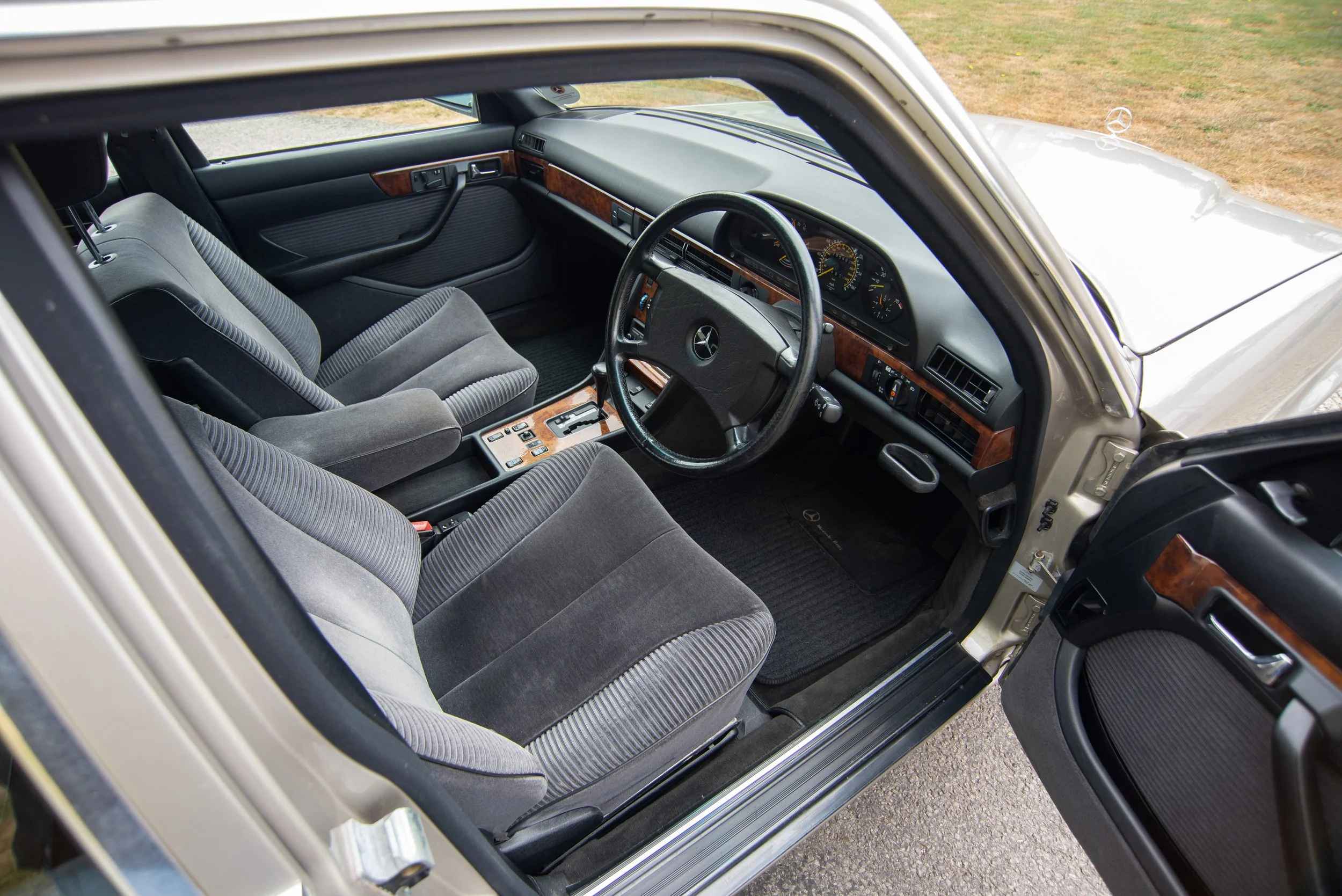 Mercedes 560SEL-2.jpg