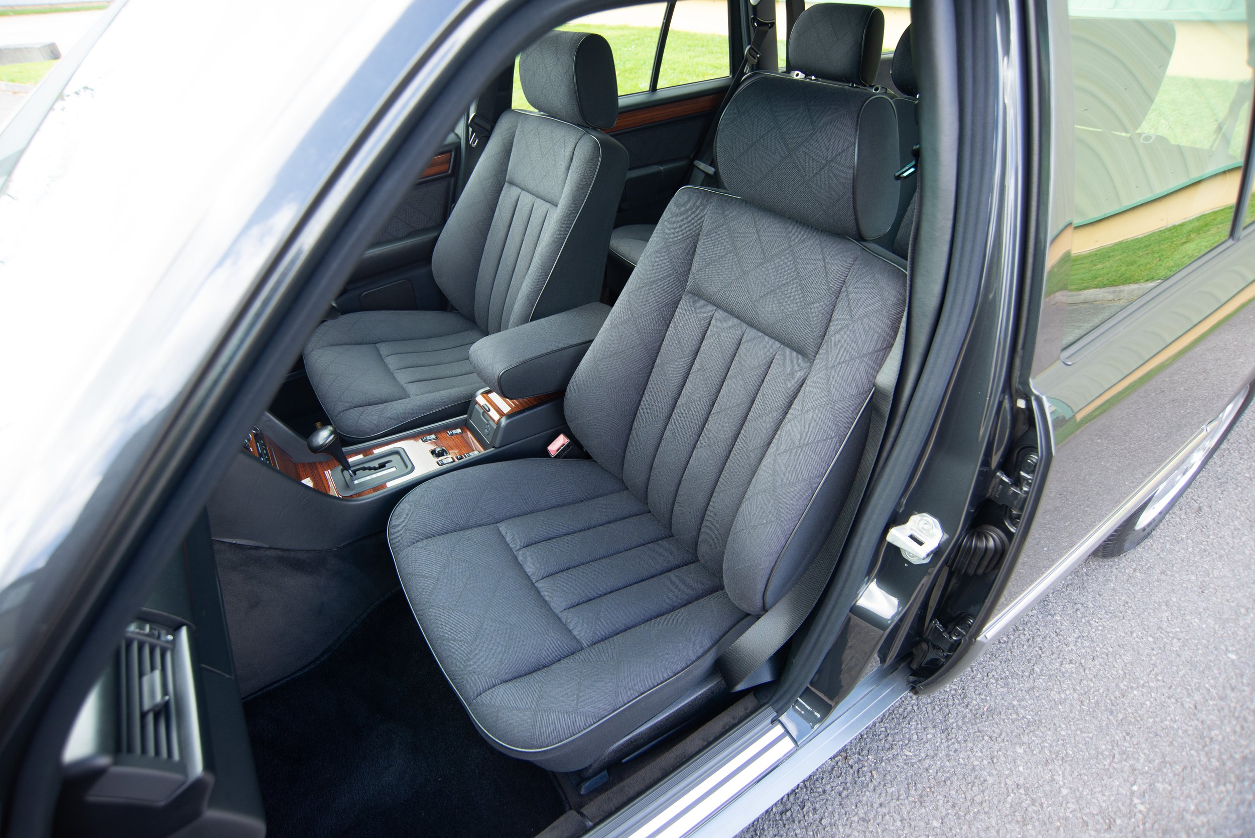 Mercedes E280 Estate-13.jpg