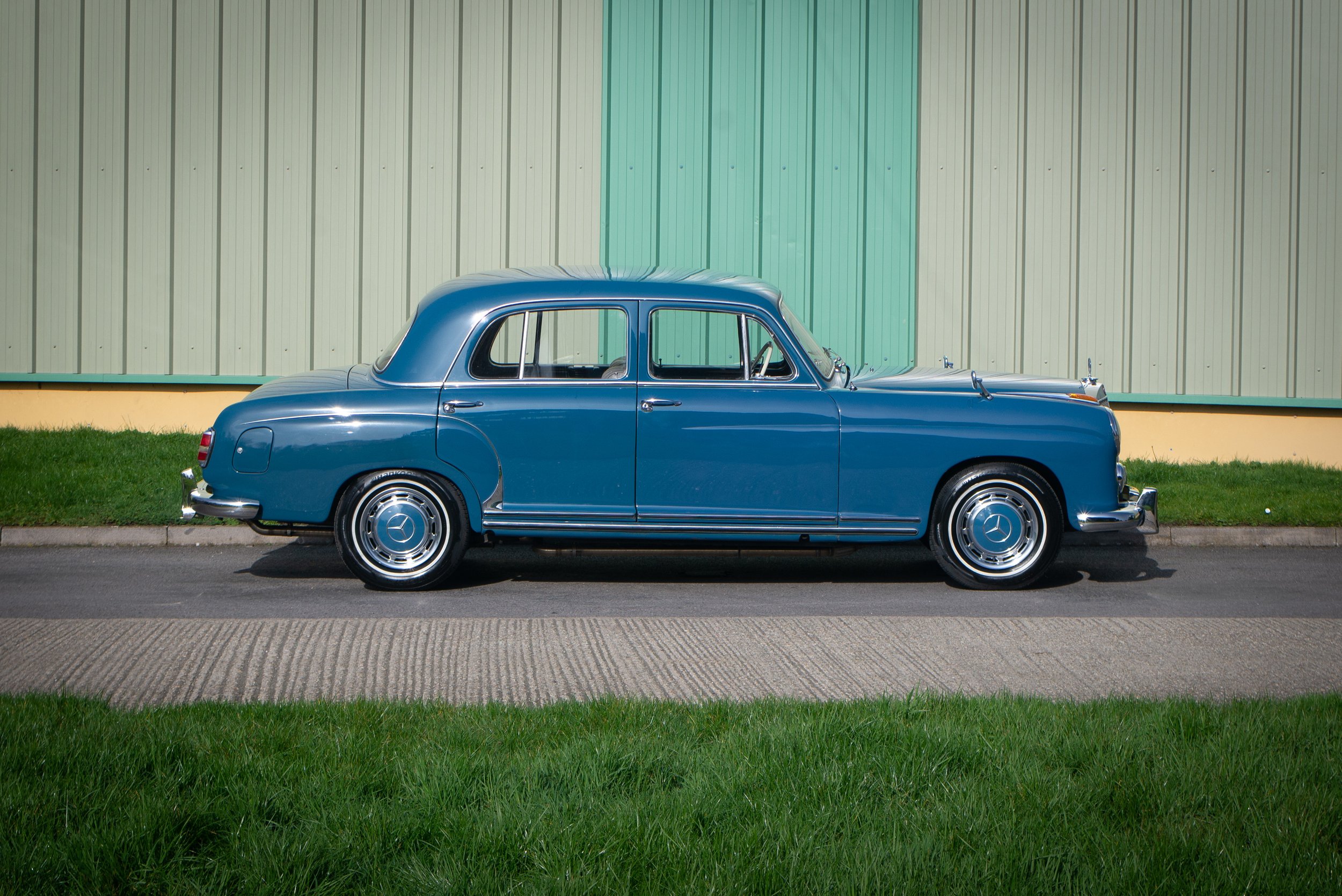 Mercedes 220-2-4.jpg