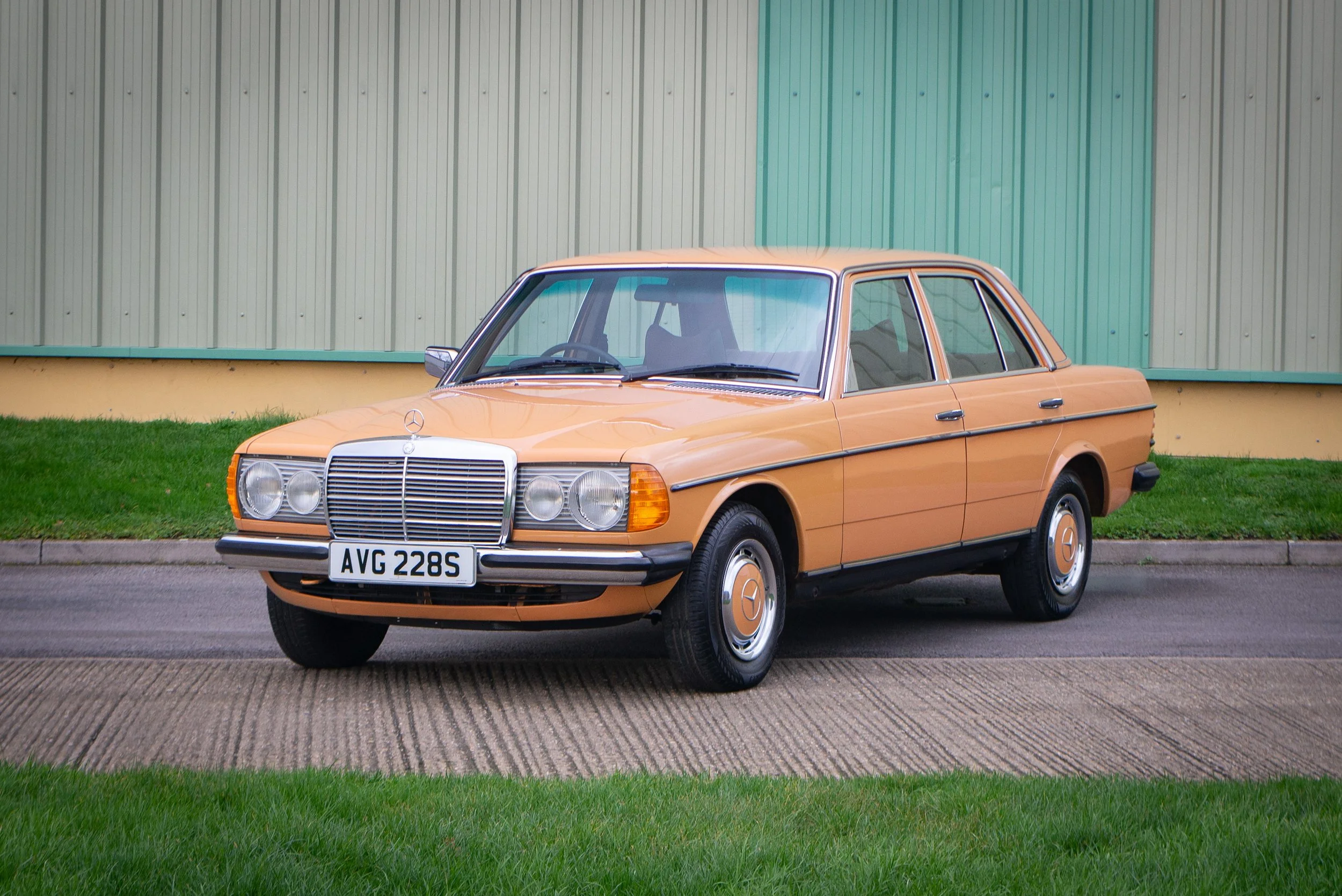 Mercedes 250-26.jpg