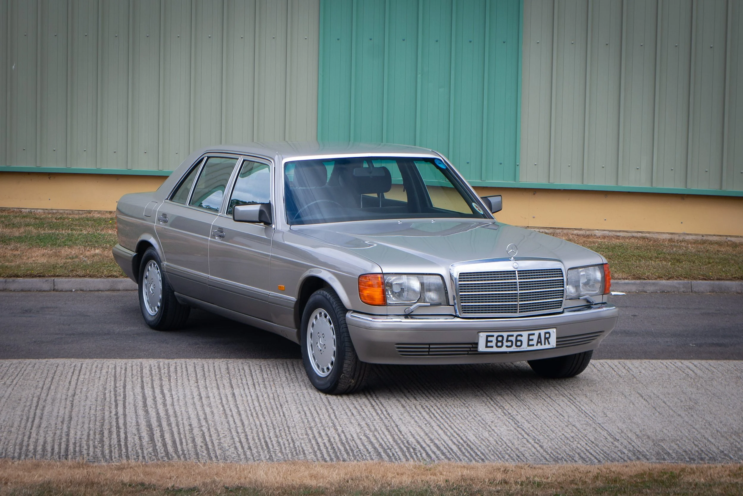 Mercedes 560SEL-30.jpg