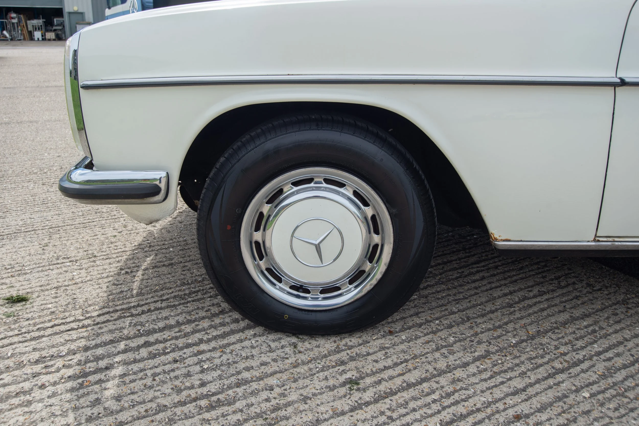 Mercedes 240D-17.jpg