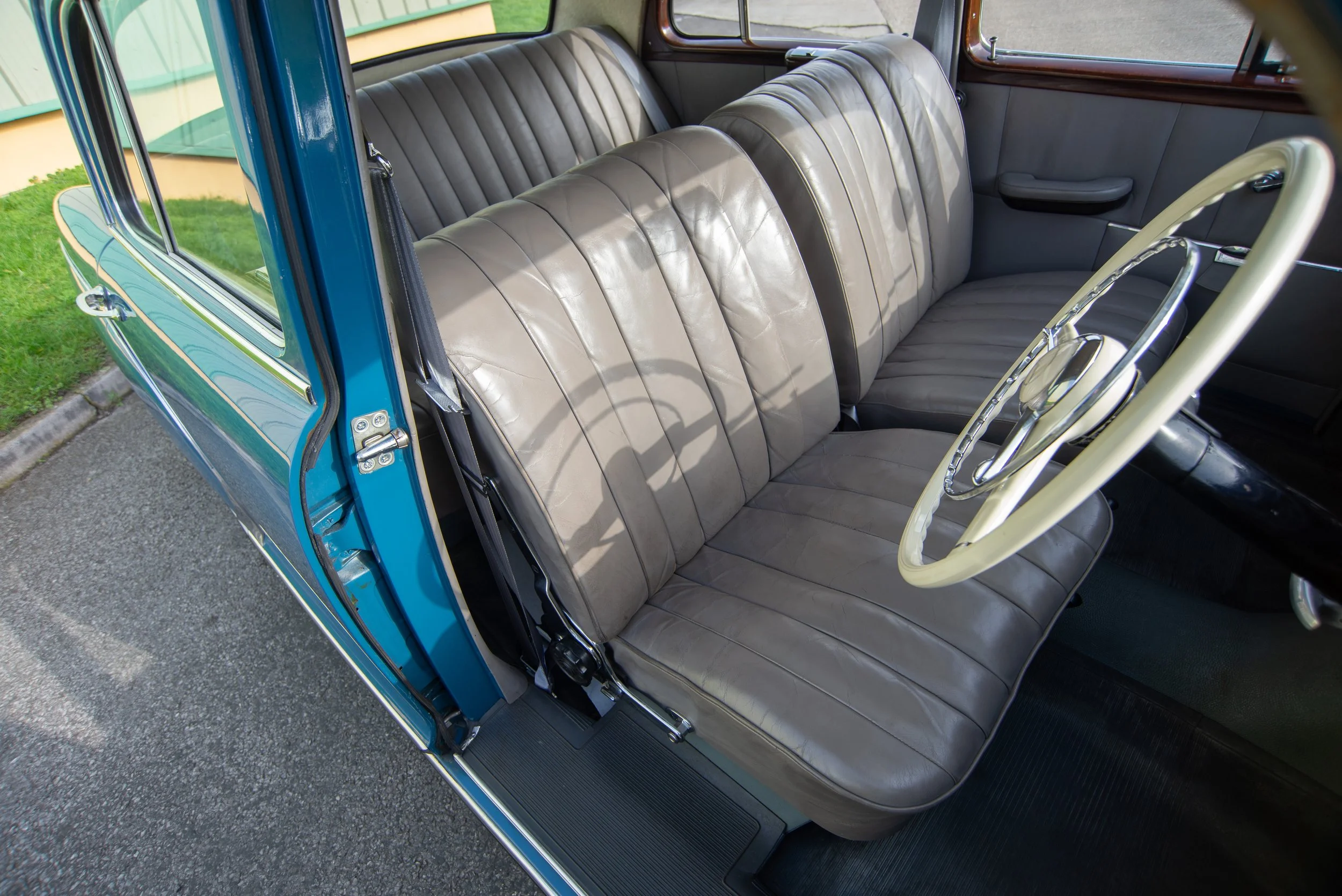 Mercedes 220-1-3.jpg