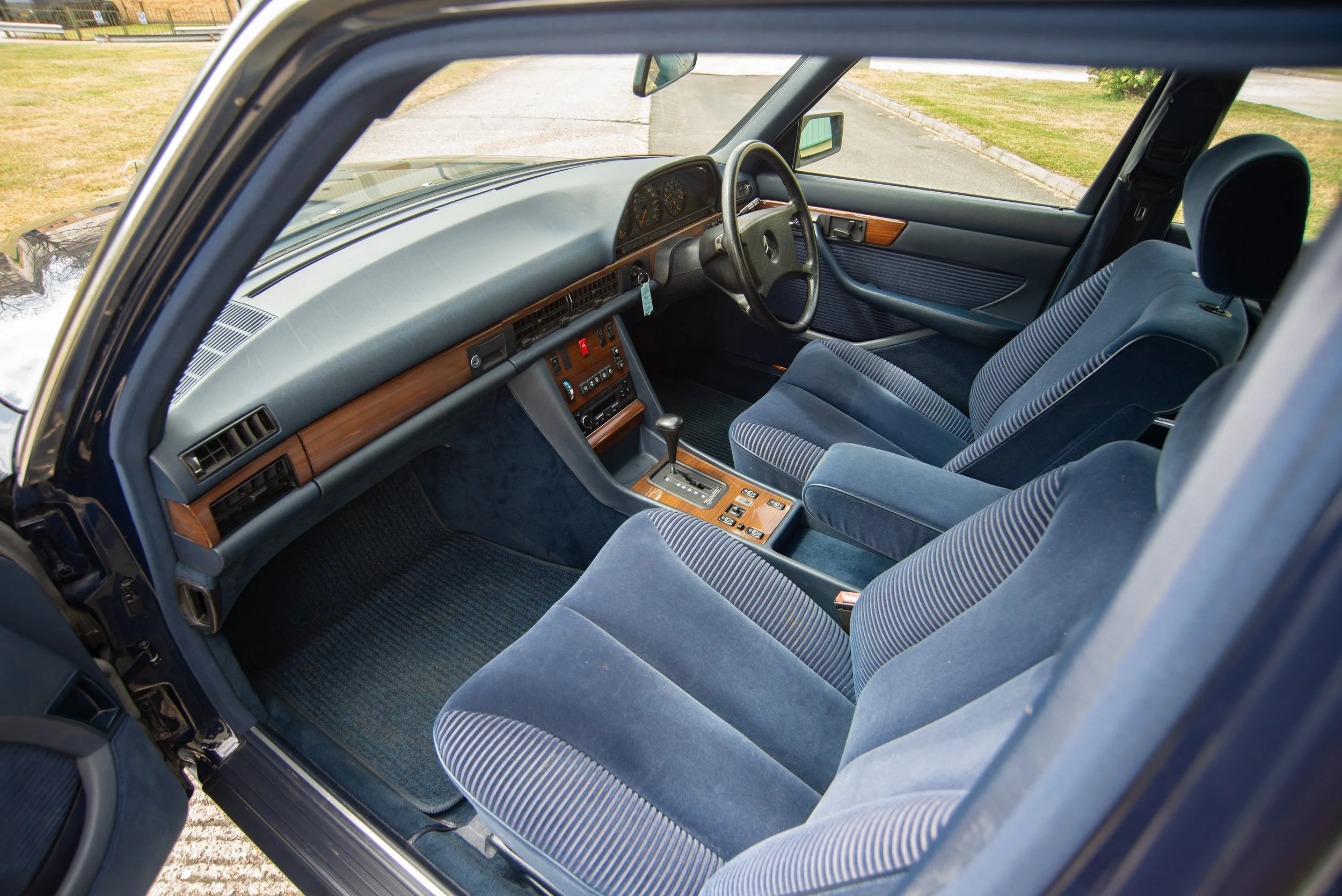 Mercedes 300SE-9.jpg