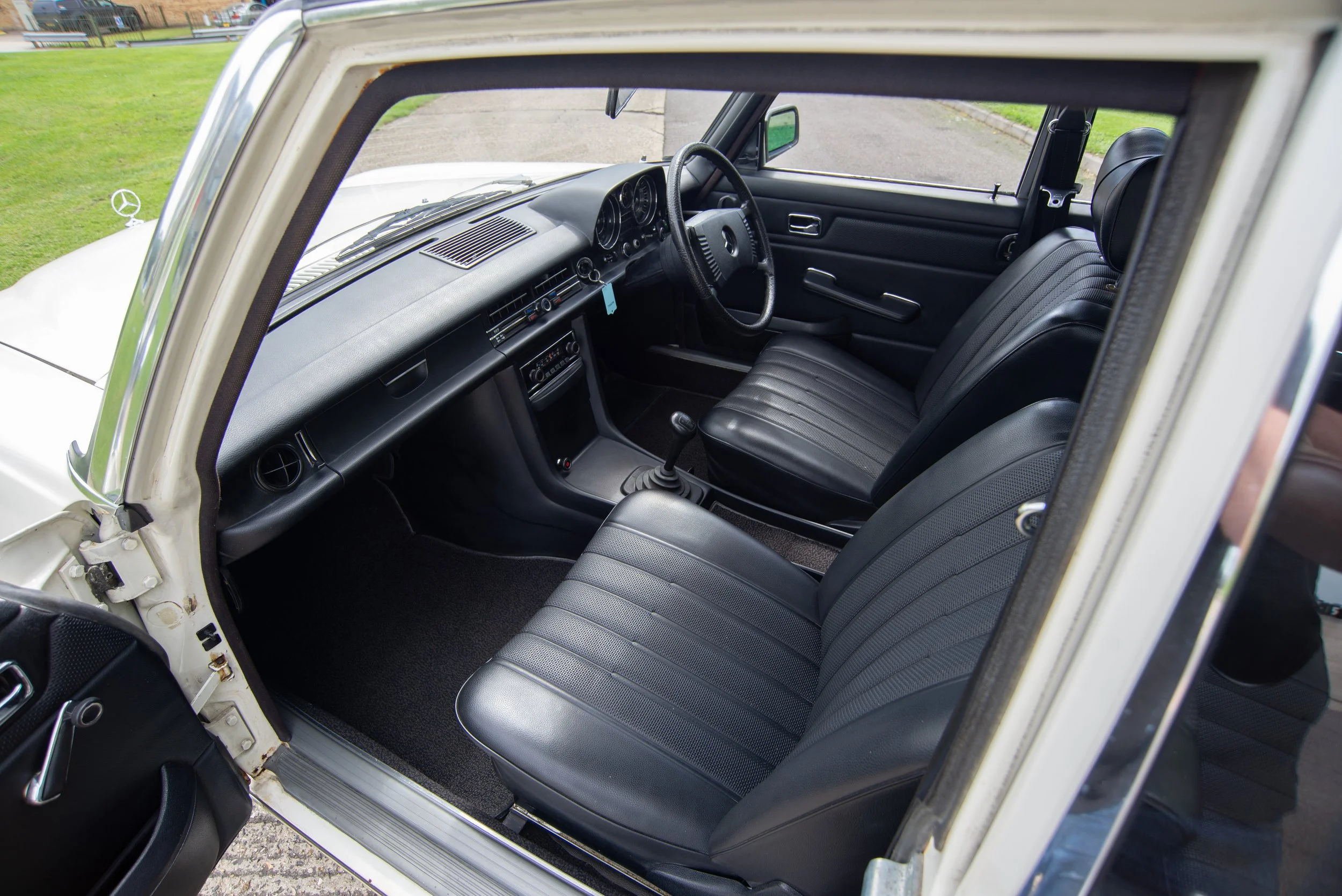 Mercedes 240D-12.jpg