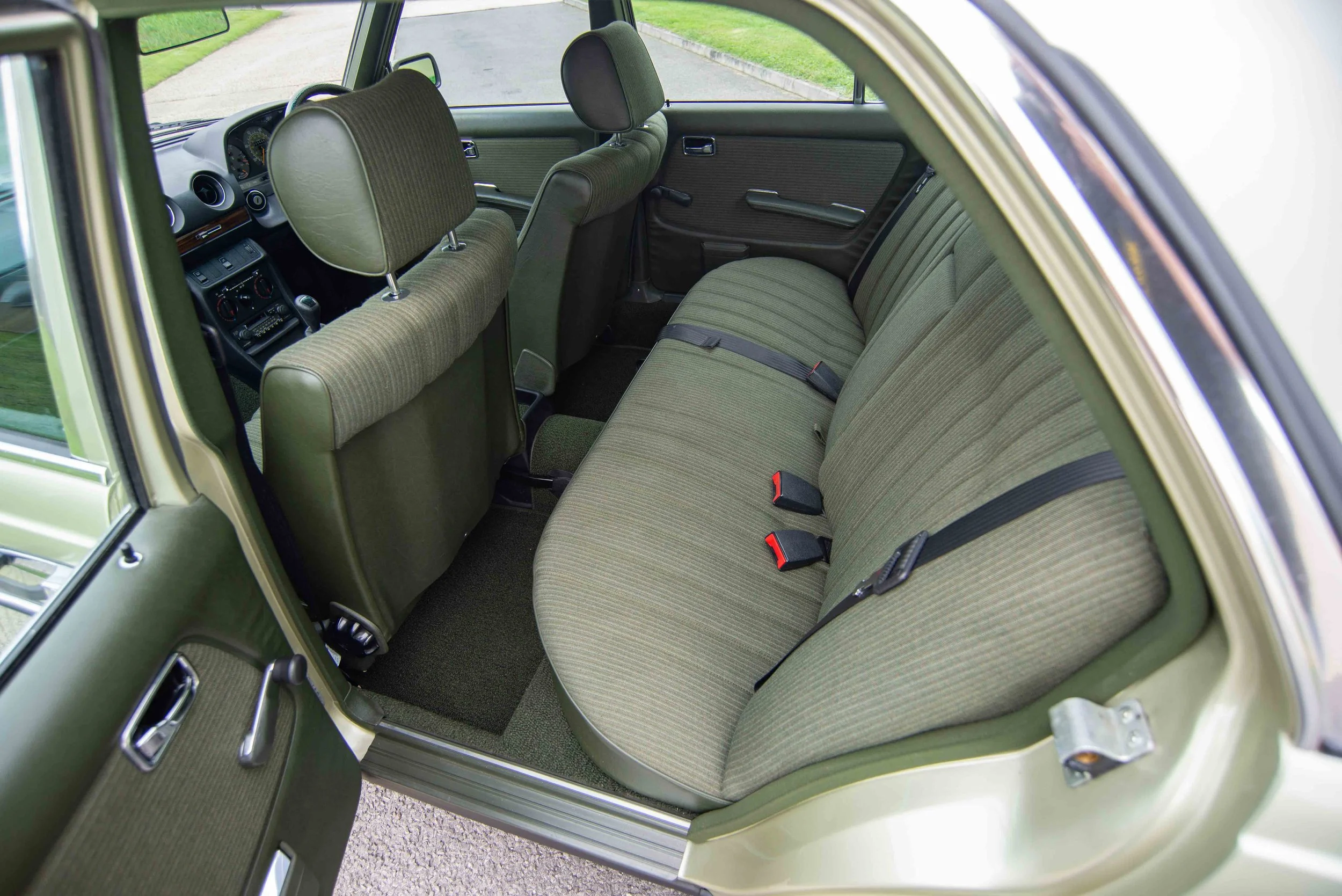 Mercedes 230E-12.jpg