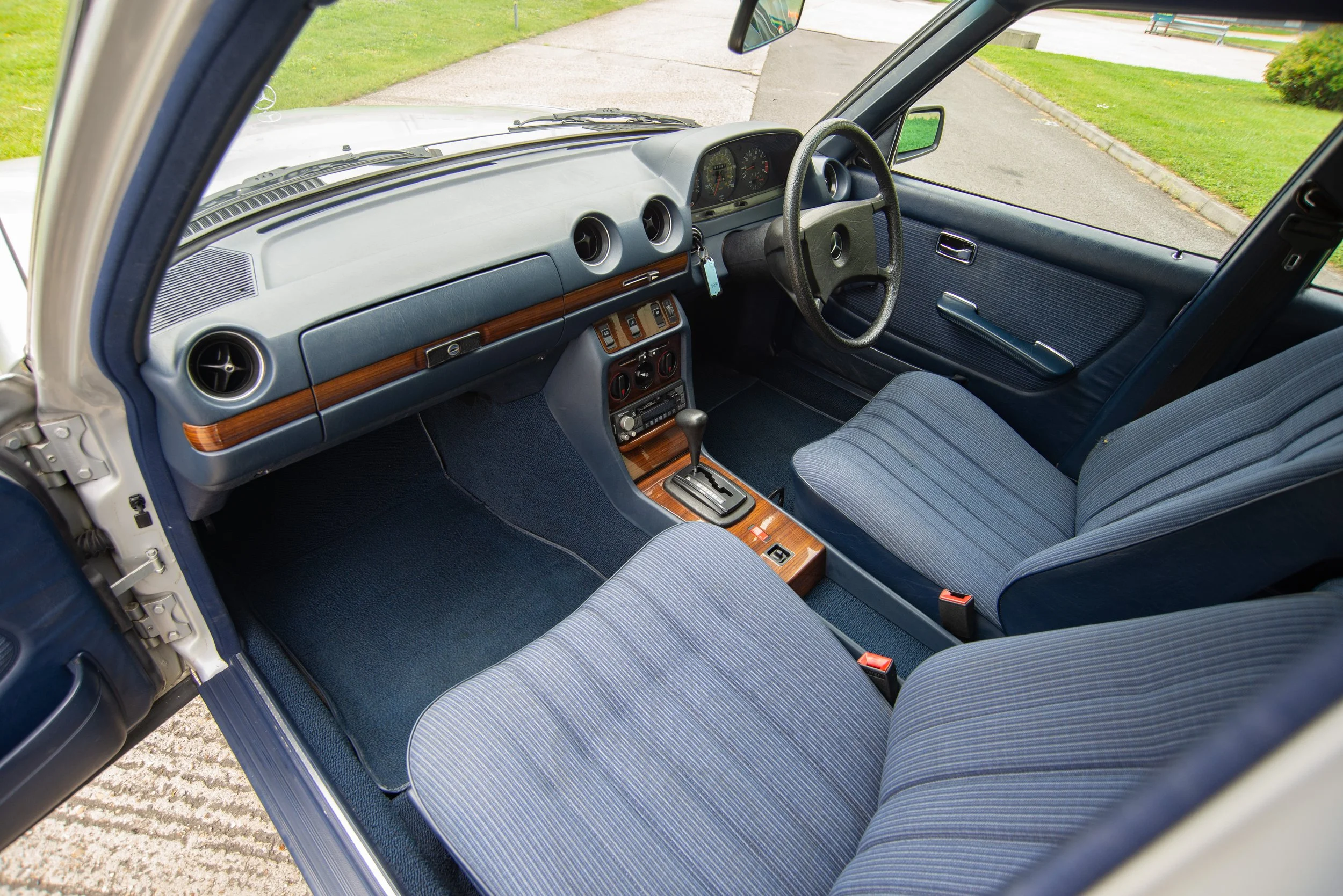 Mercedes 230E-14.jpg