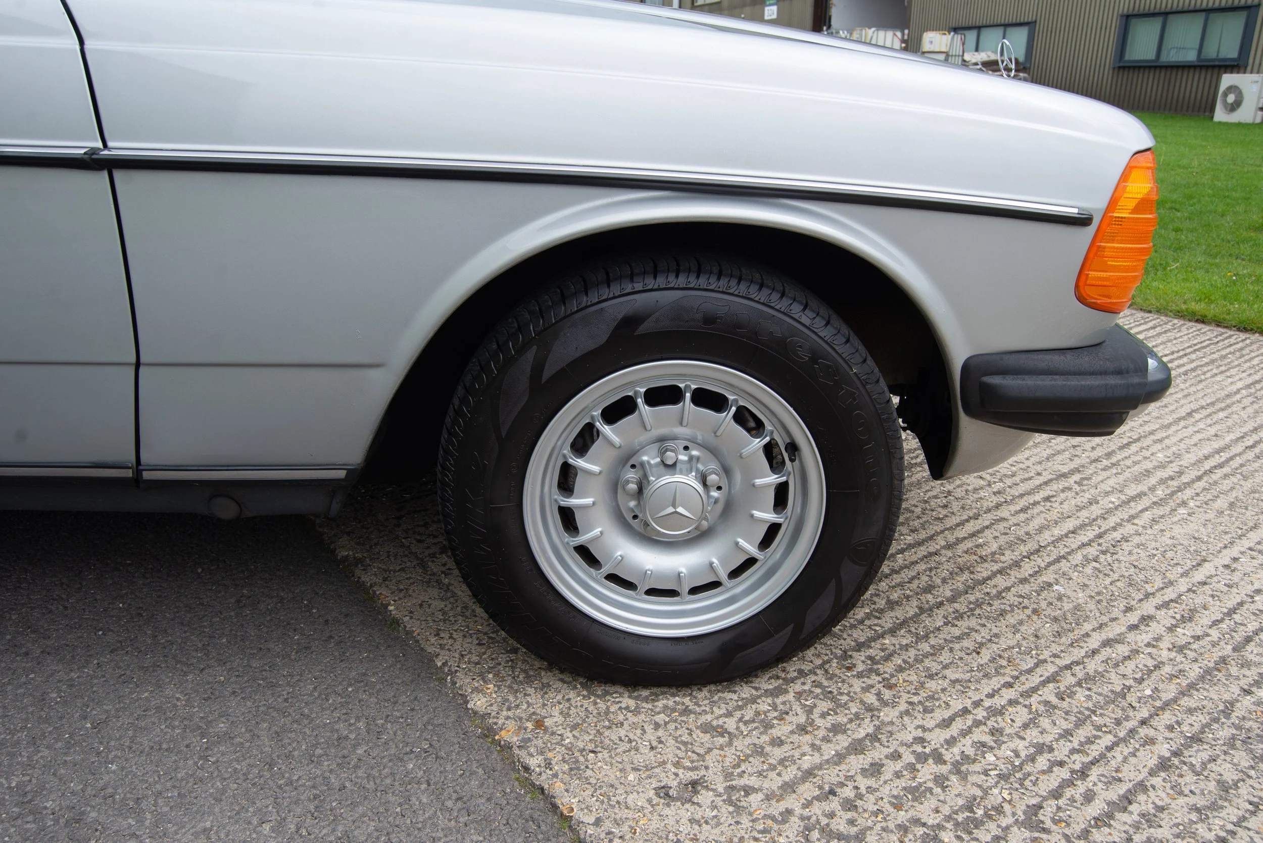 Mercedes 230E-18.jpg