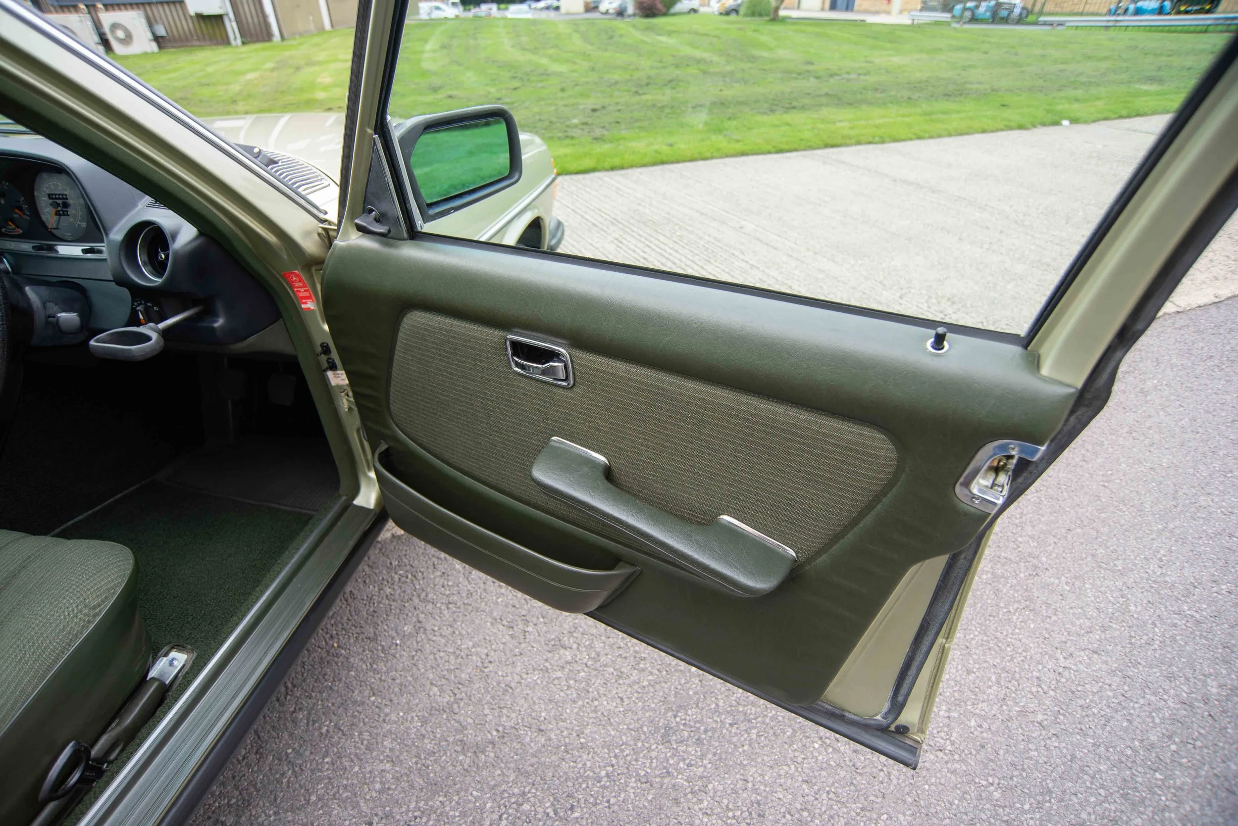 Mercedes 230E-7.jpg