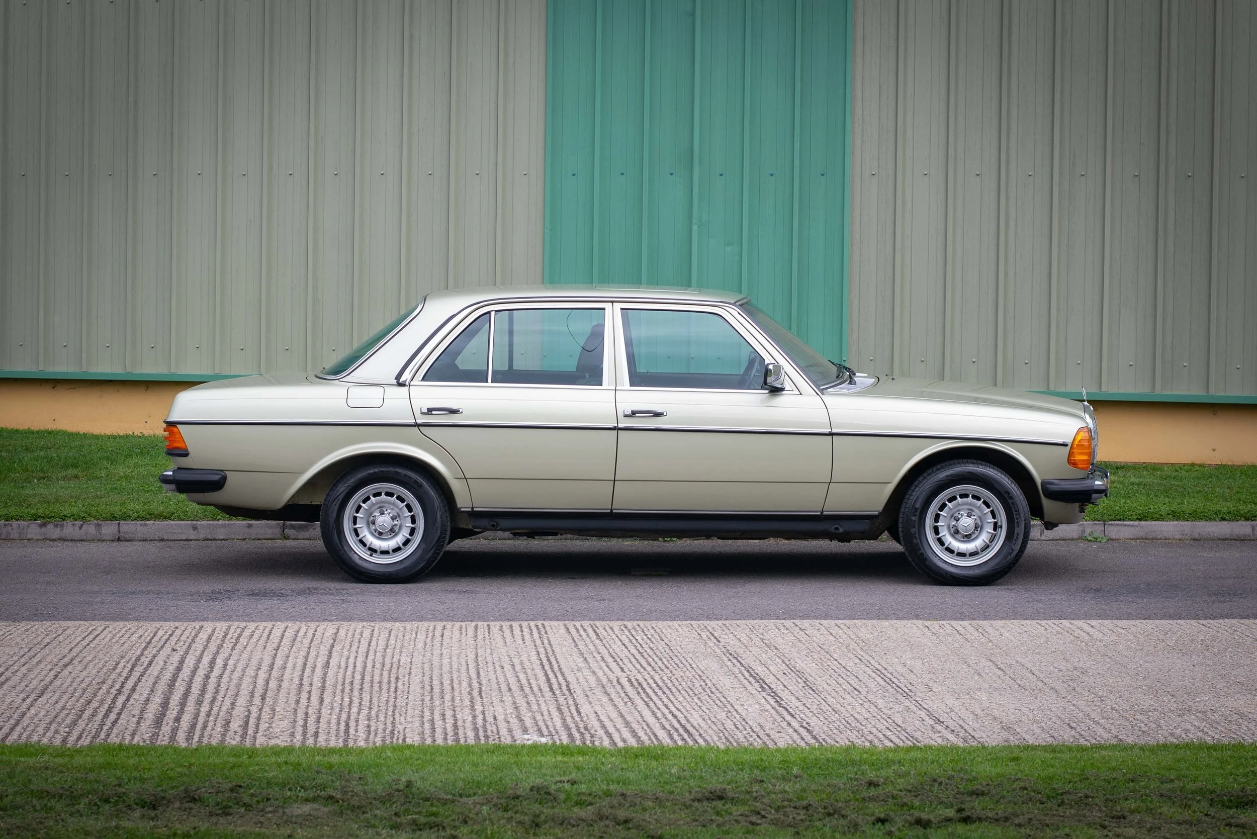 Mercedes 230E2-13.jpg