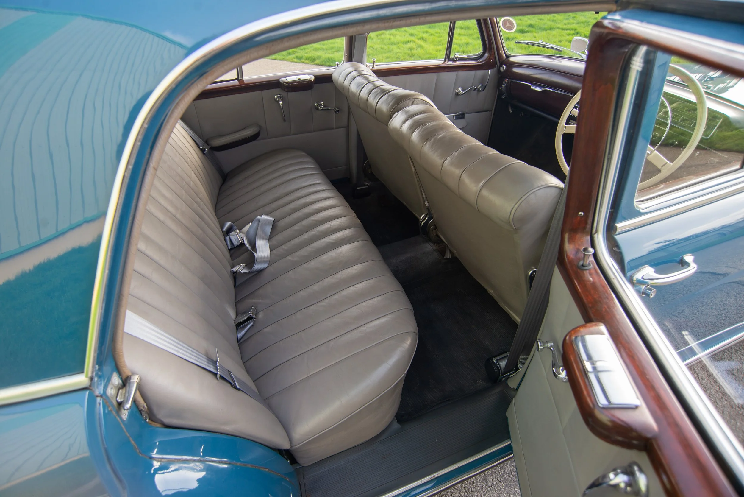 Mercedes 220-1-7.jpg