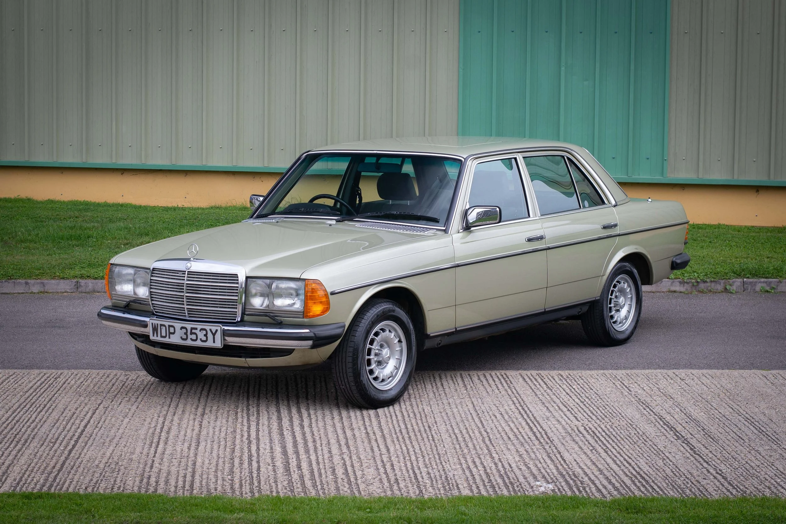 Mercedes 230E2-8.jpg