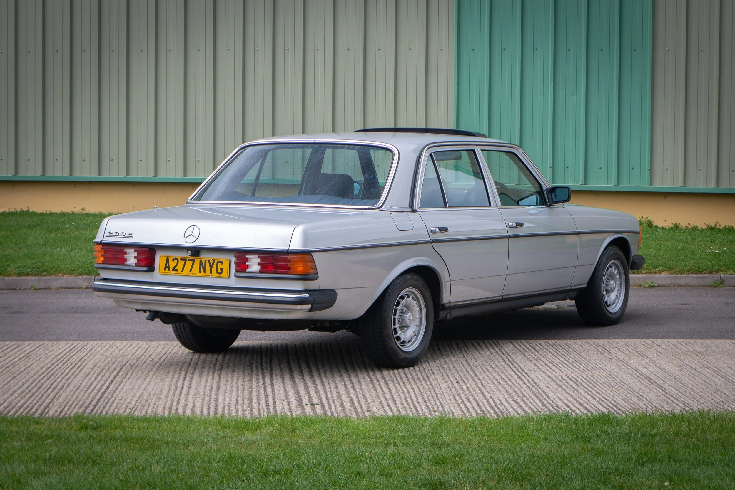 Mercedes 230E-31.jpg