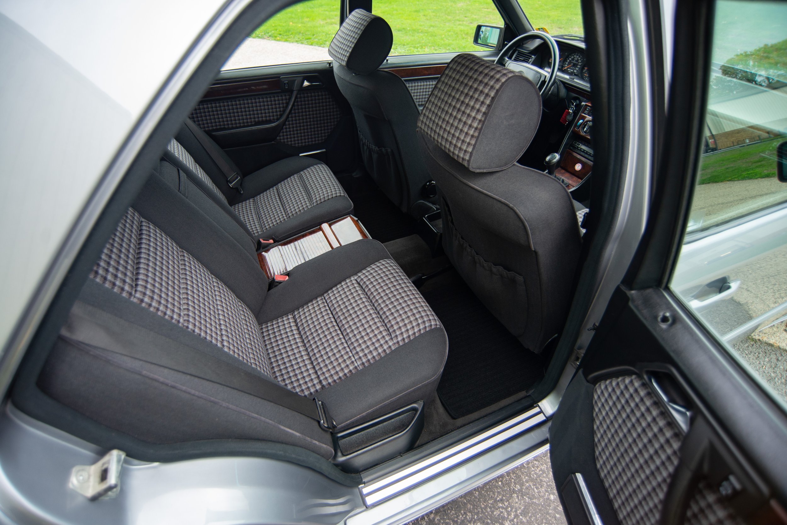 Mercedes 300E 3.4 AMG-12.jpg