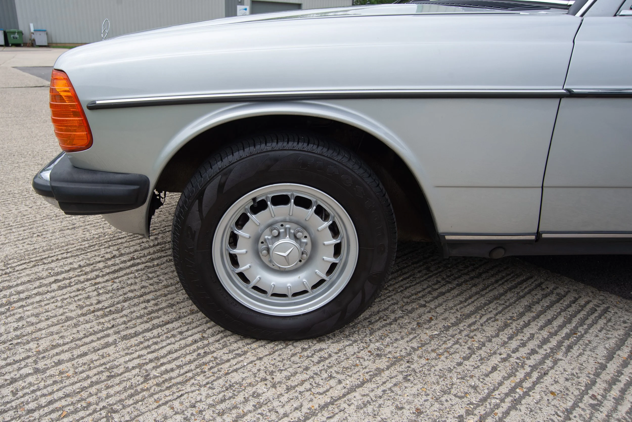 Mercedes 230E-17.jpg