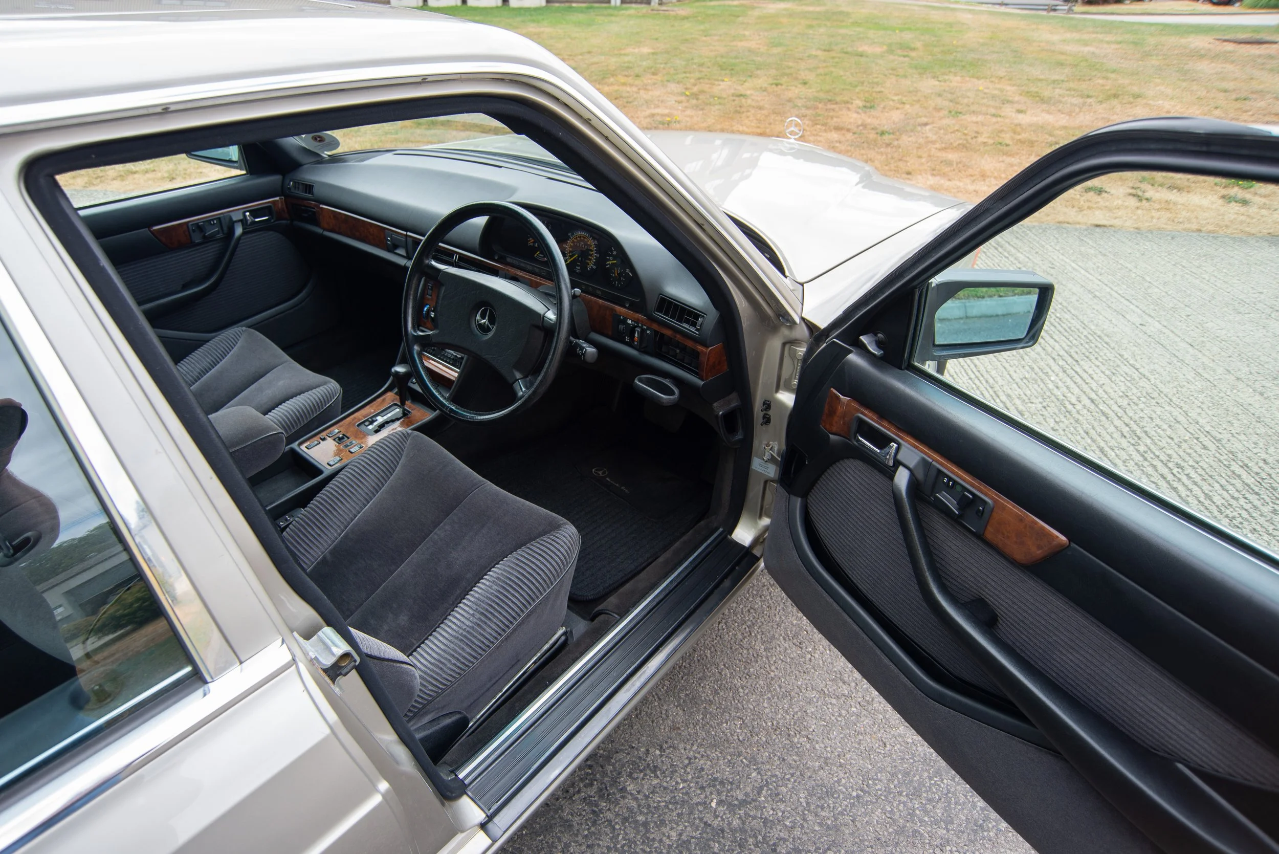 Mercedes 560SEL-3.jpg